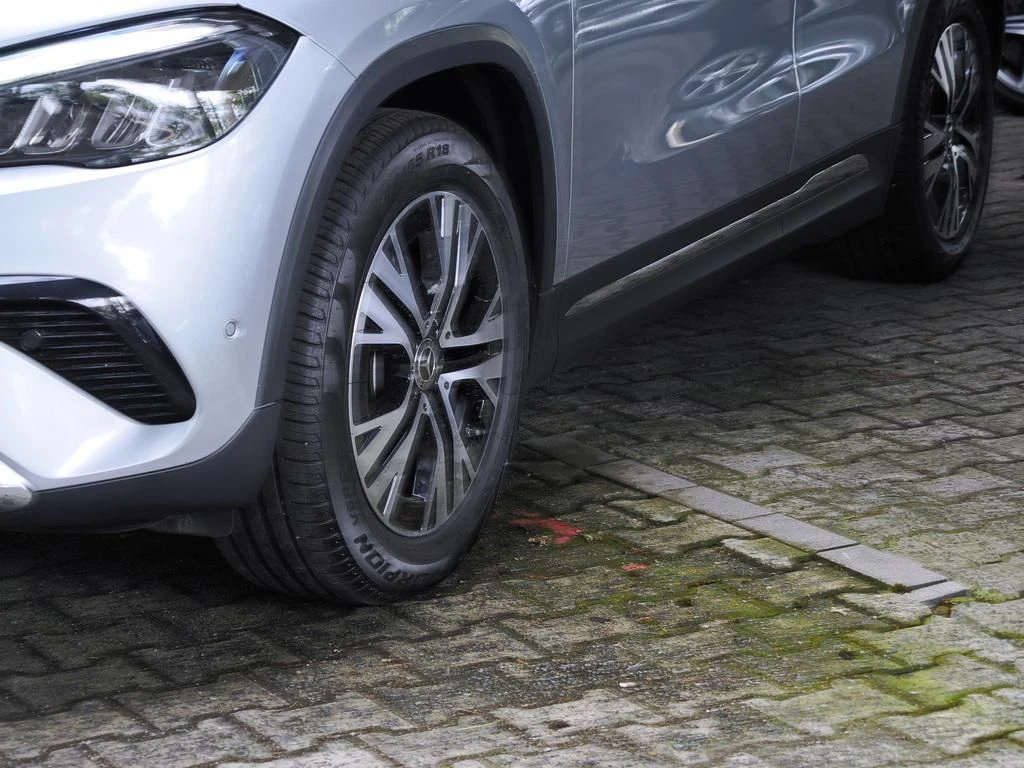 Mercedes-Benz-GLA 200 d-image-5