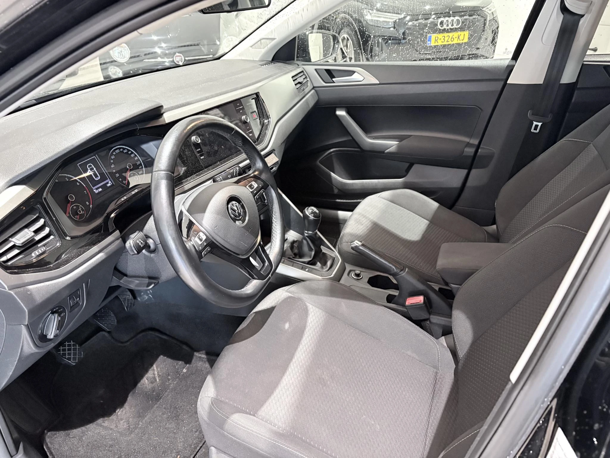 Volkswagen-Polo-image-8