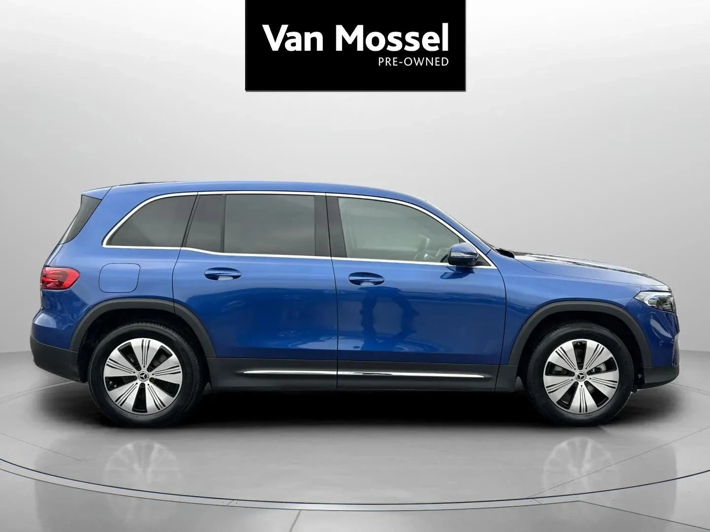 Mercedes-Benz-EQB-image-3