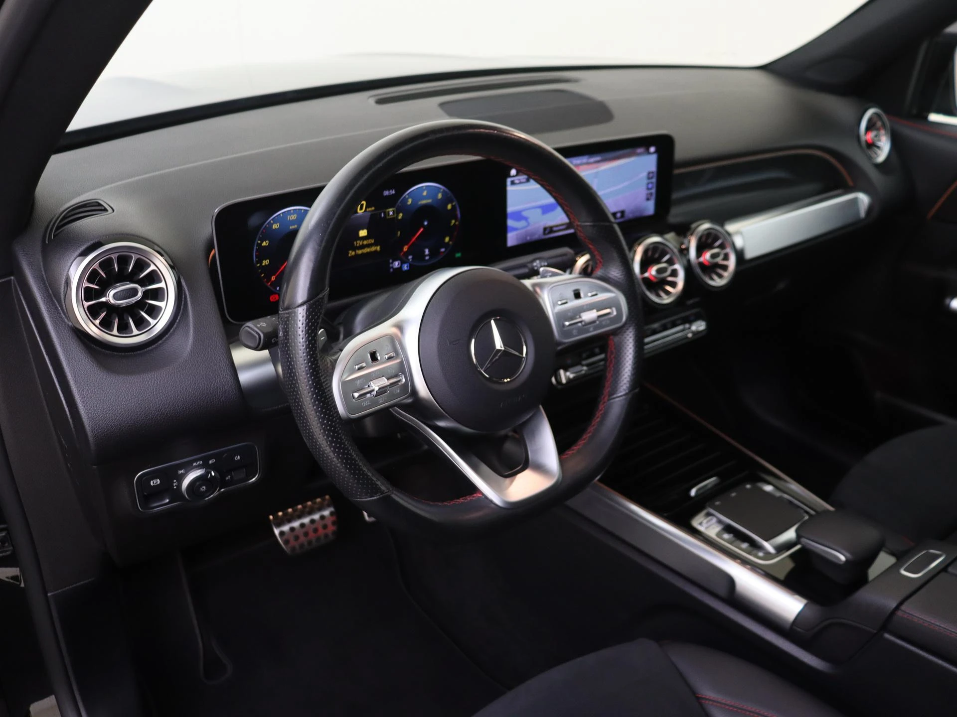 Mercedes-Benz-GLB-image-11