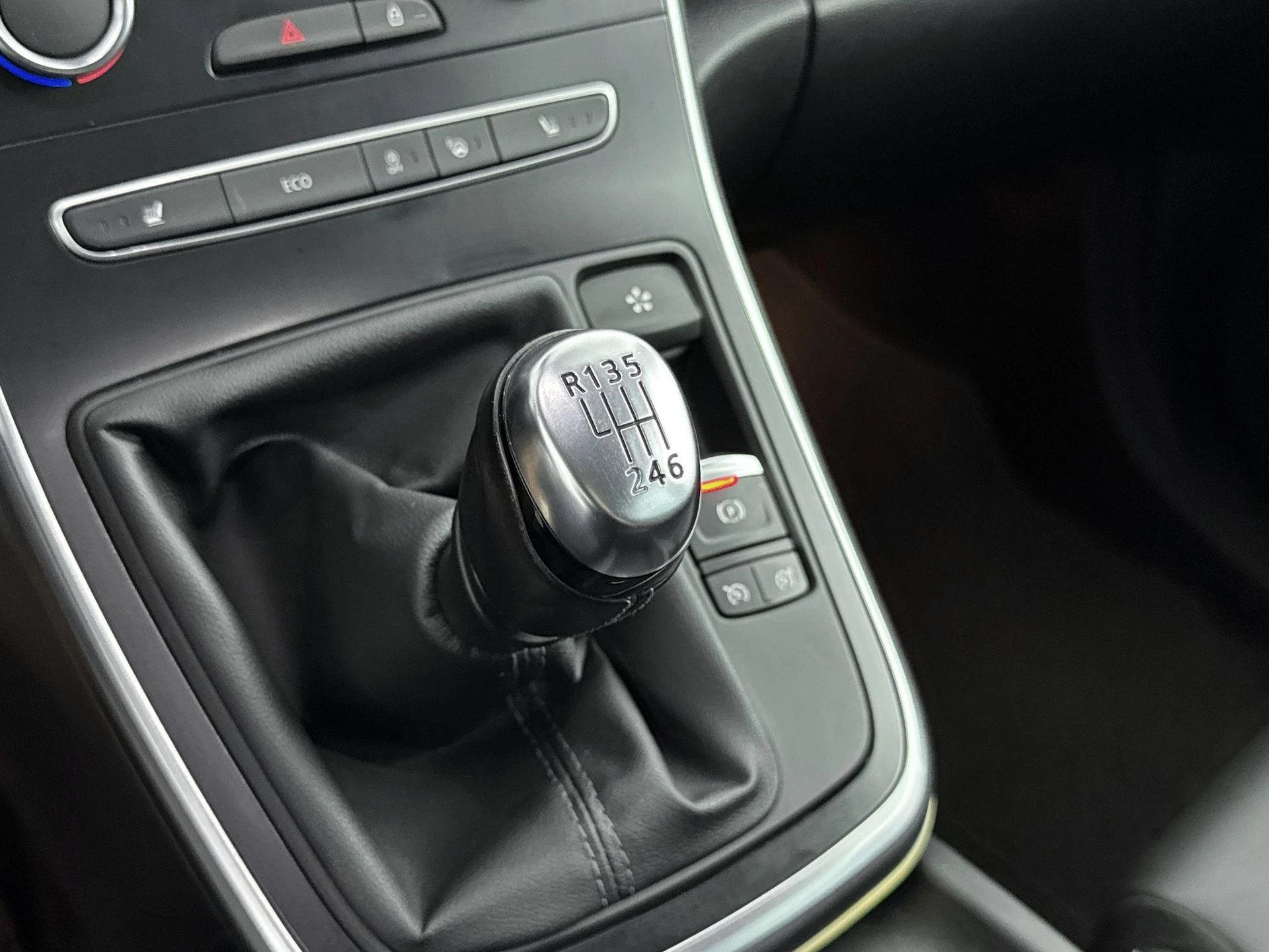 Renault-Grand Scénic-image-12