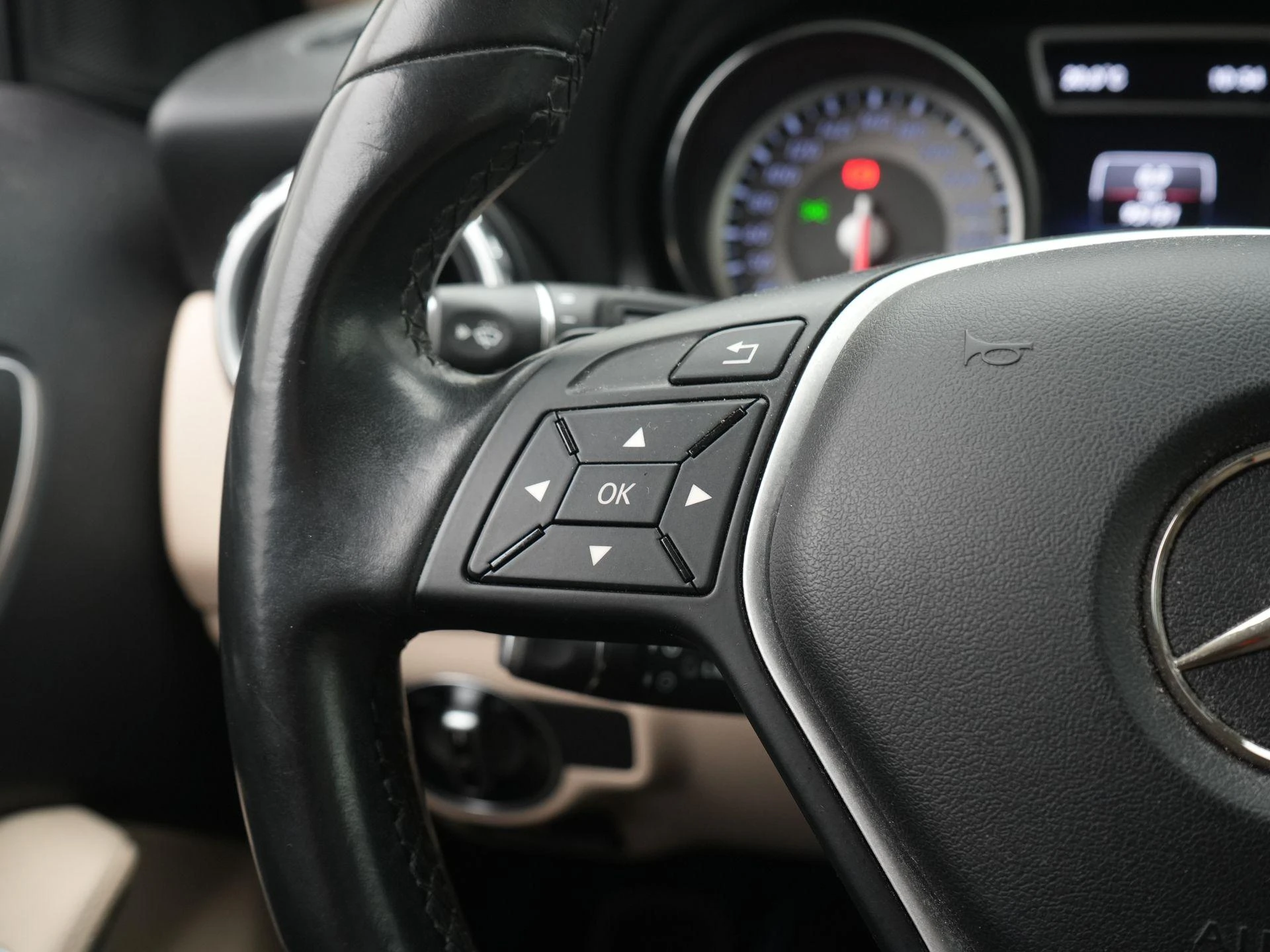 Mercedes-Benz-GLA-image-21