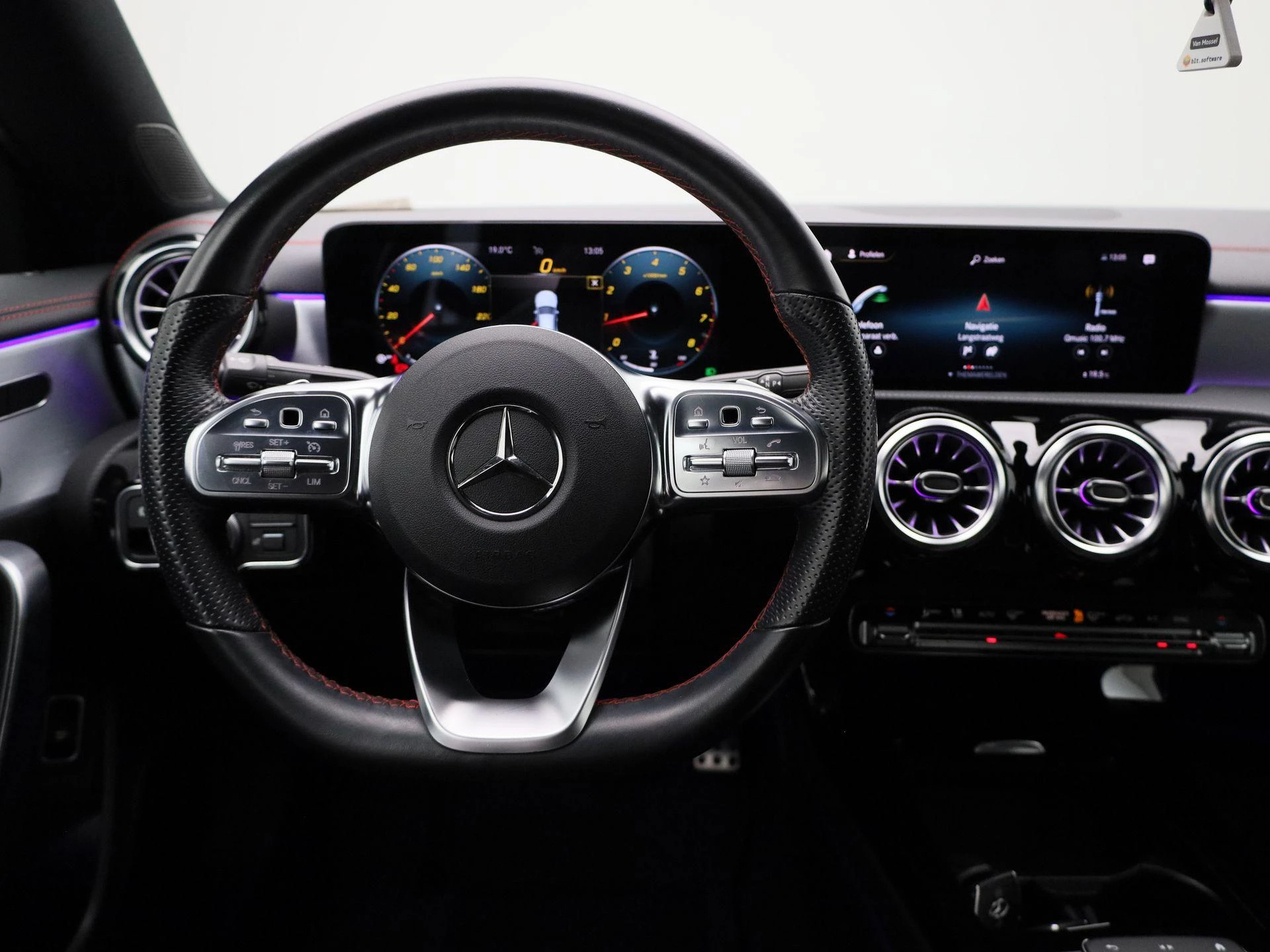 Mercedes-Benz-CLA-image-6