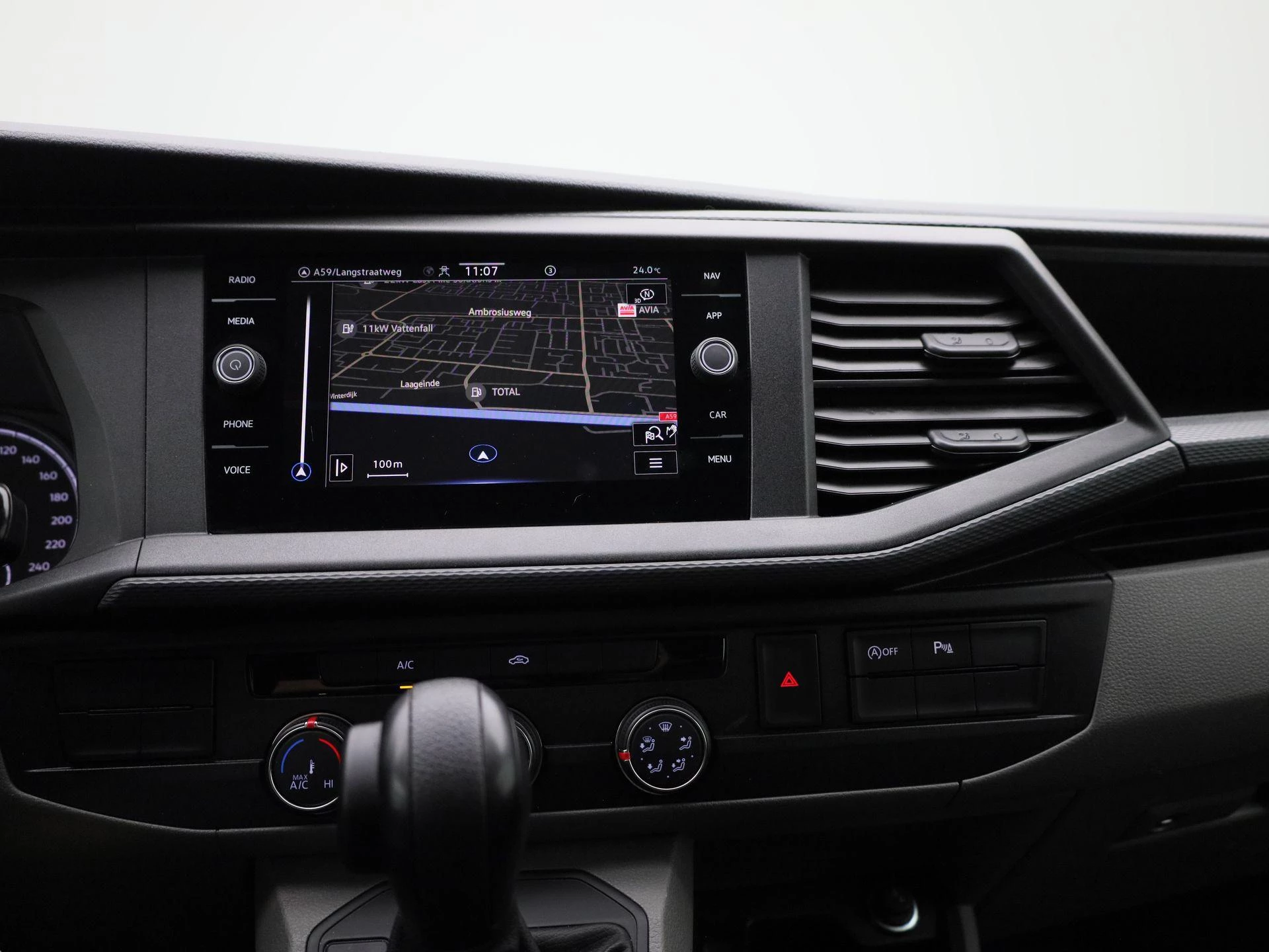 Volkswagen-Transporter-image-8