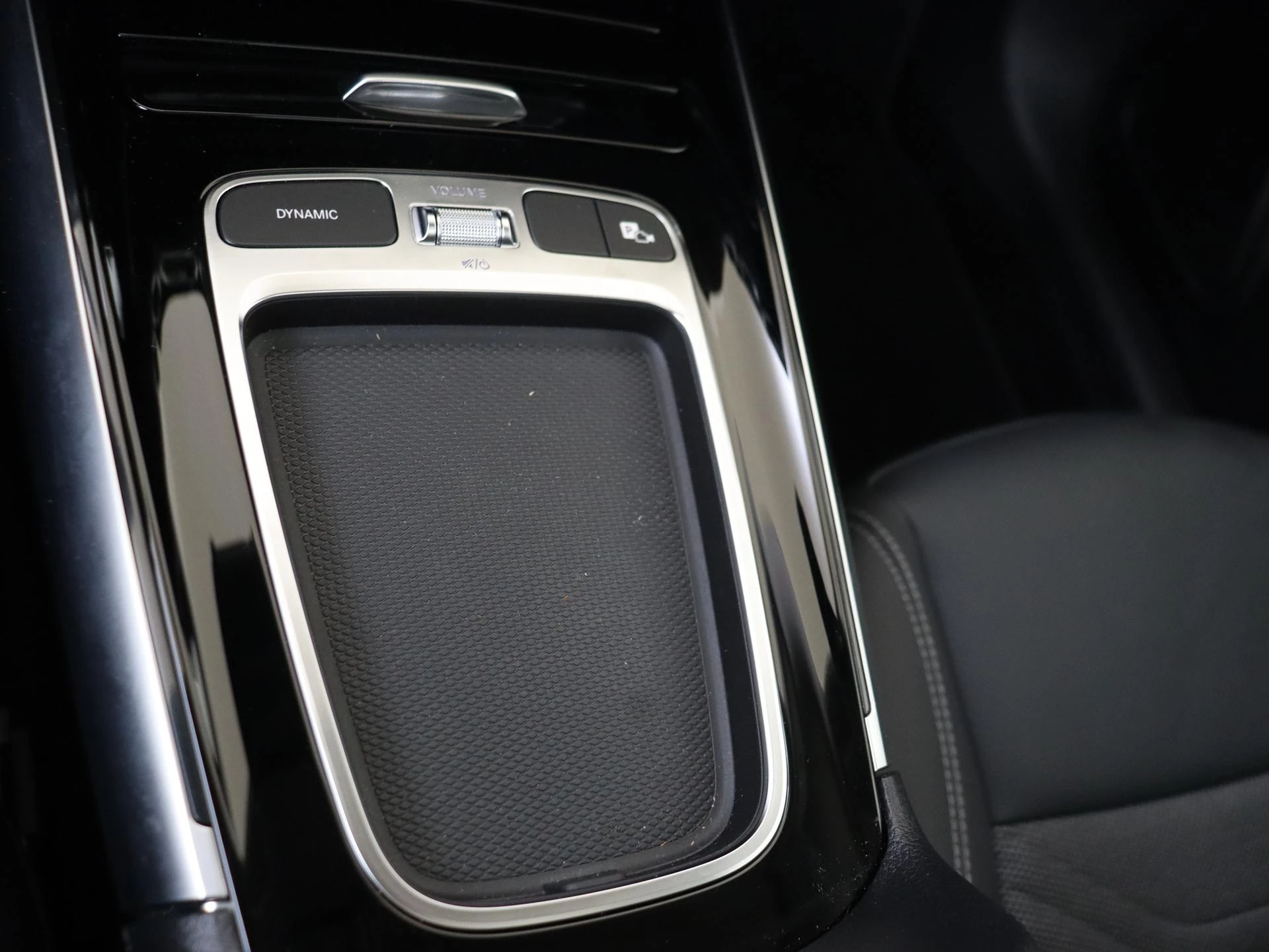 Mercedes-Benz-GLA-image-23
