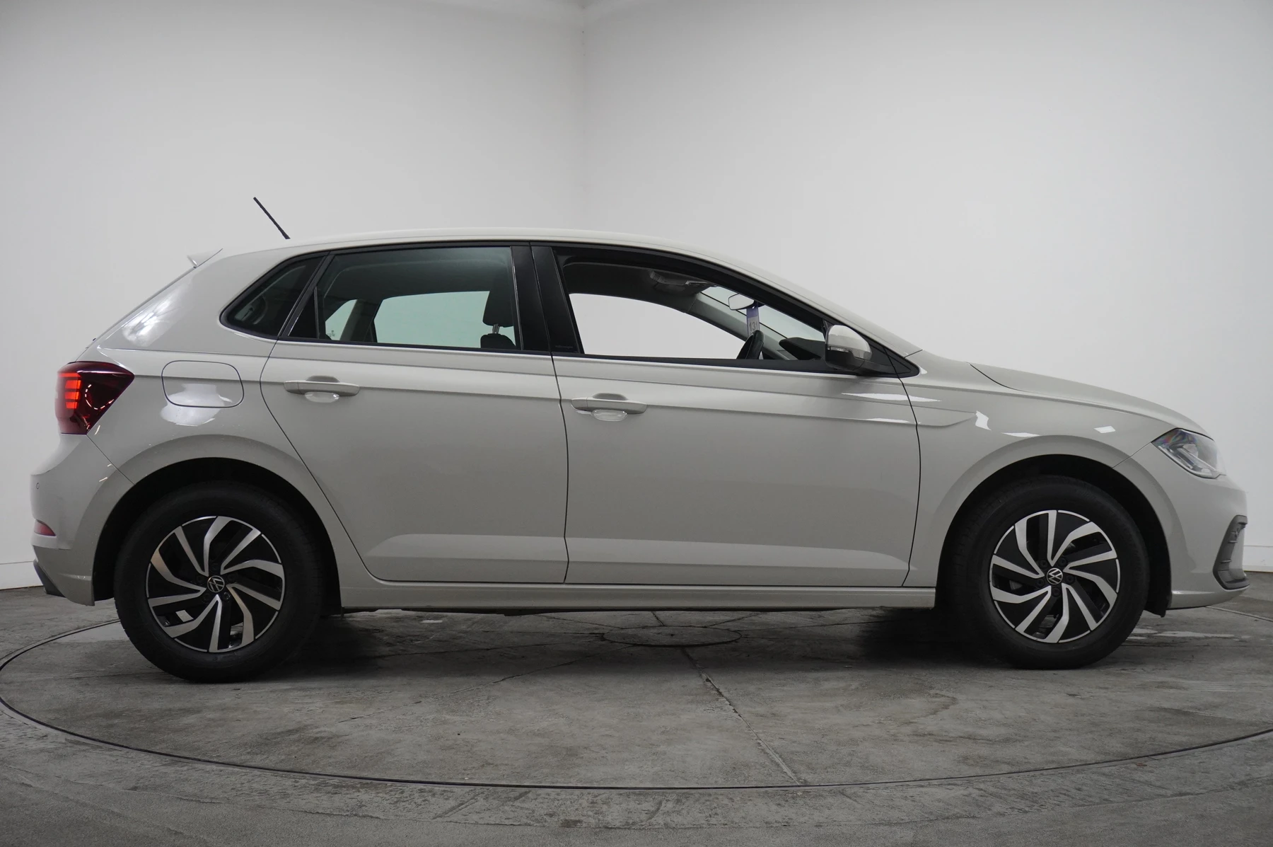 Volkswagen-Polo-image-3