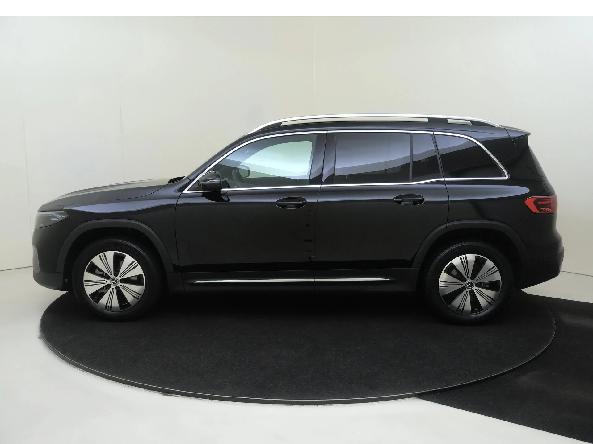 Mercedes-Benz-EQB-image-7