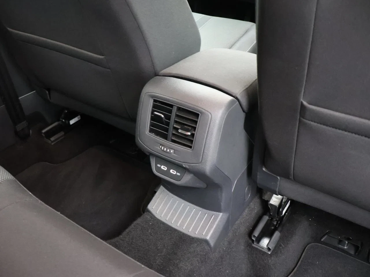 Volkswagen-T-Roc-image-18