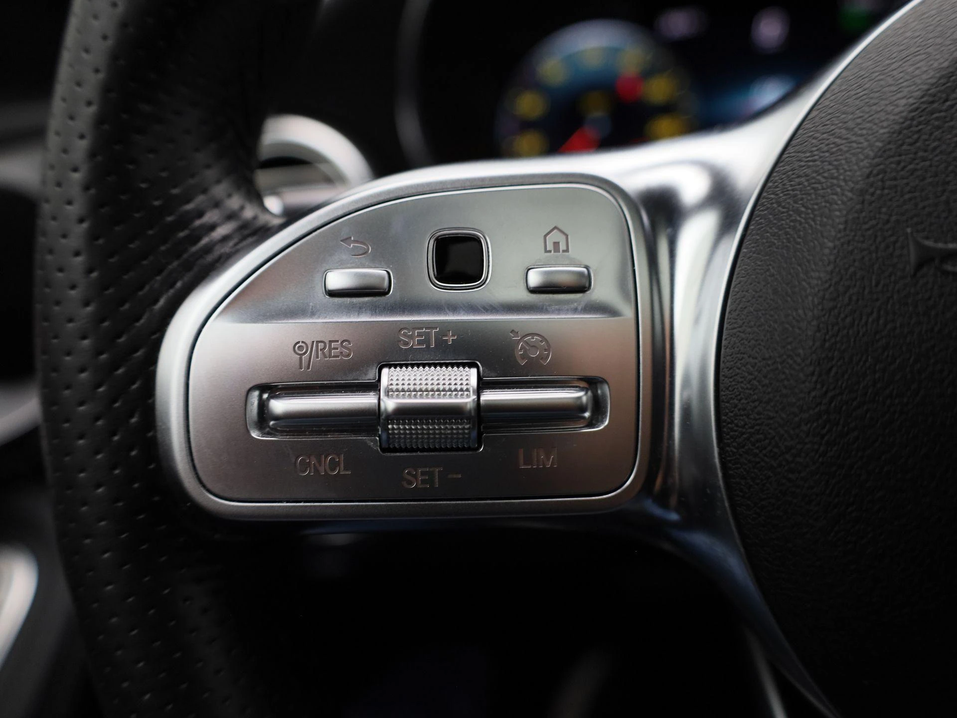 Mercedes-Benz-C-Klasse-image-16