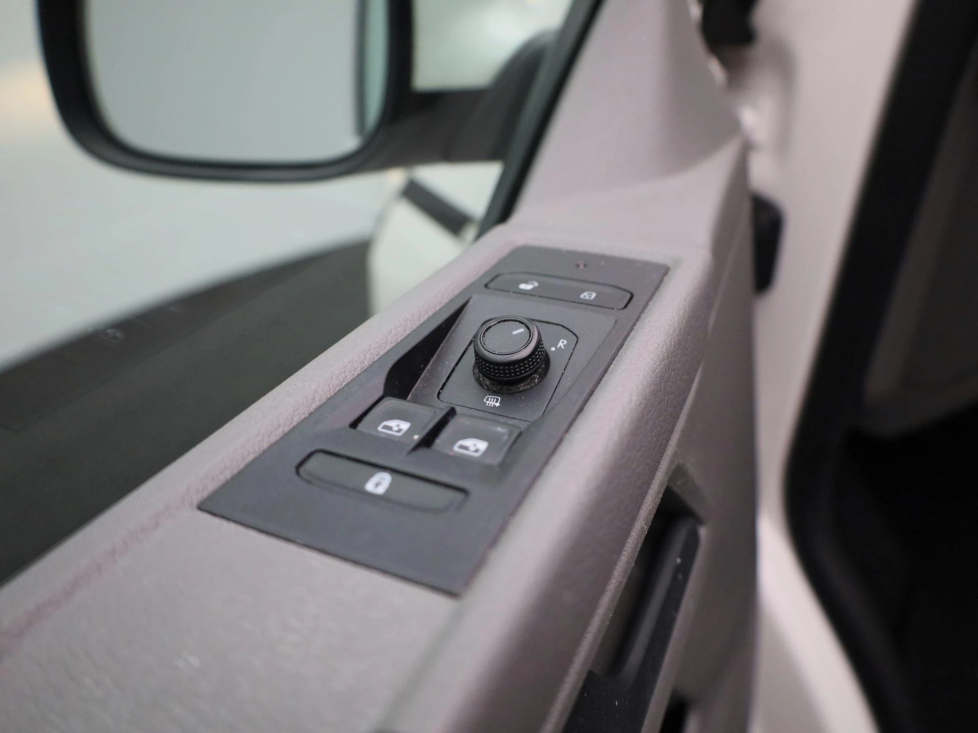 Volkswagen-Transporter-image-19
