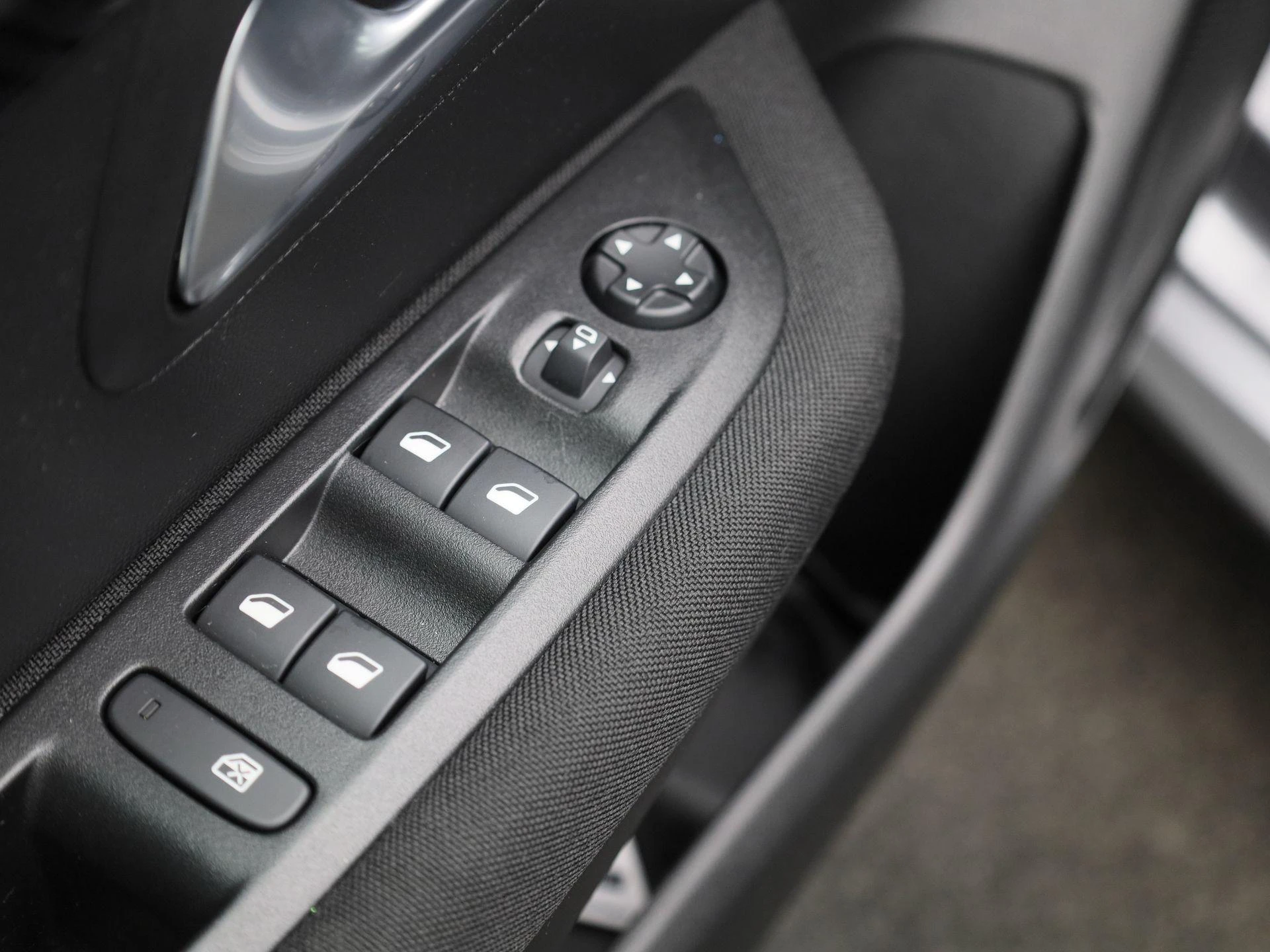 Peugeot-e-208-image-31