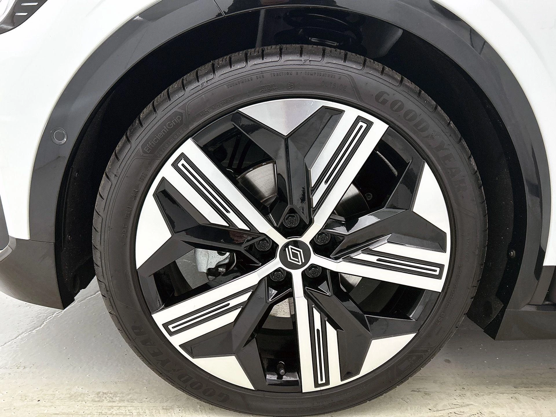 Renault-Megane E-Tech-image-17