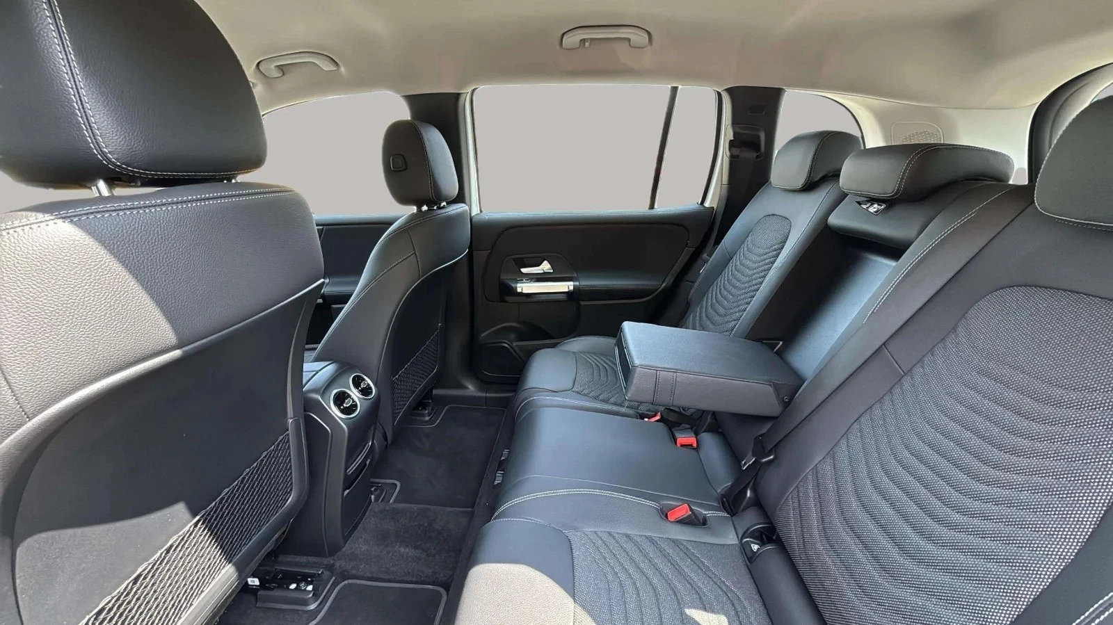 Mercedes-Benz-EQB-image-8