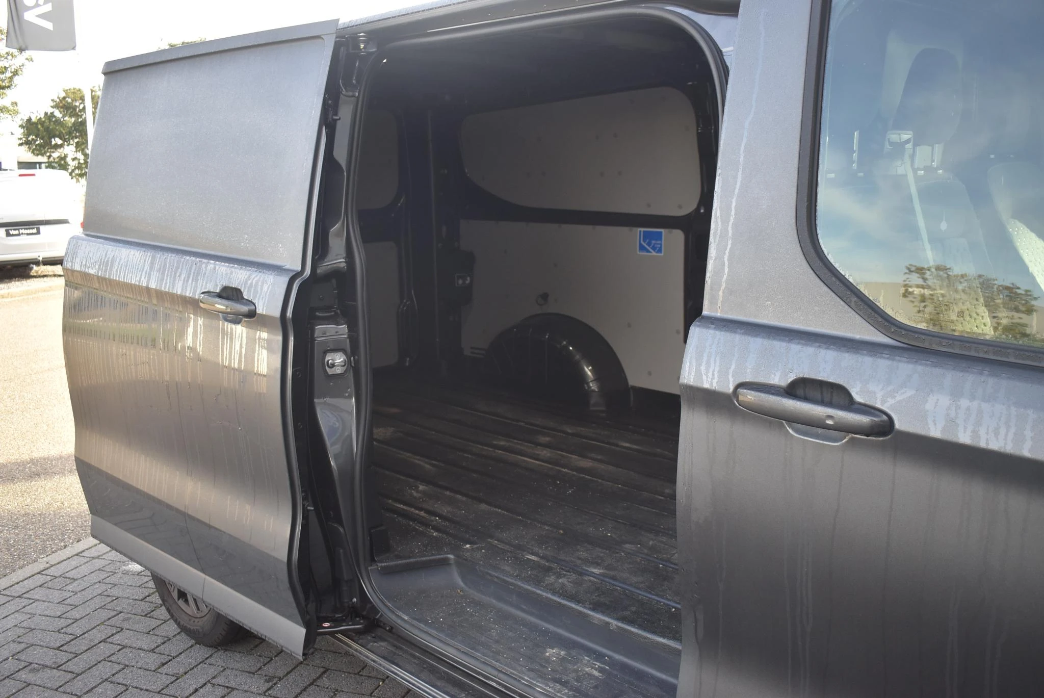 Ford-E-Transit Custom-image-11
