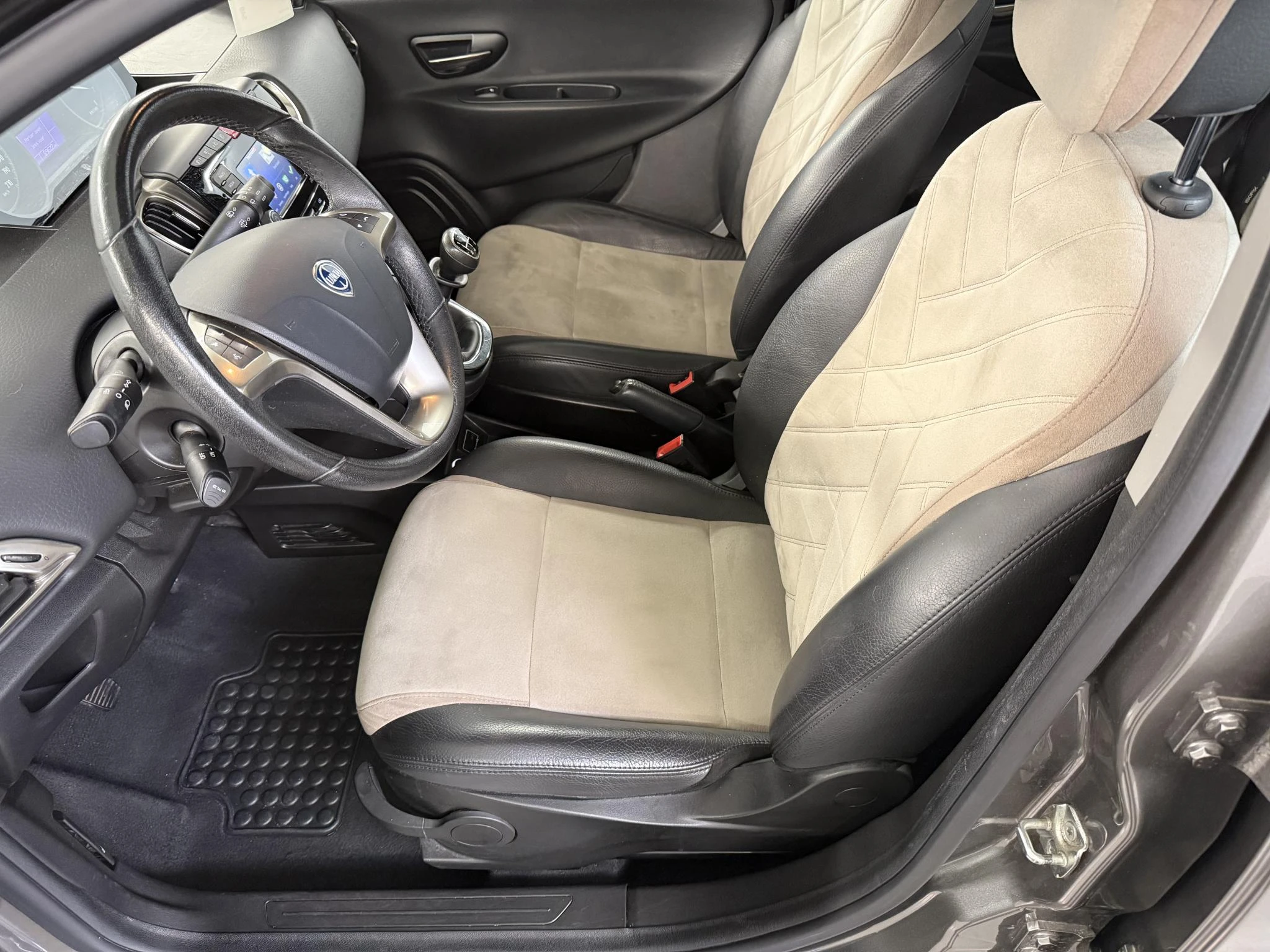 Lancia-Ypsilon-image-12