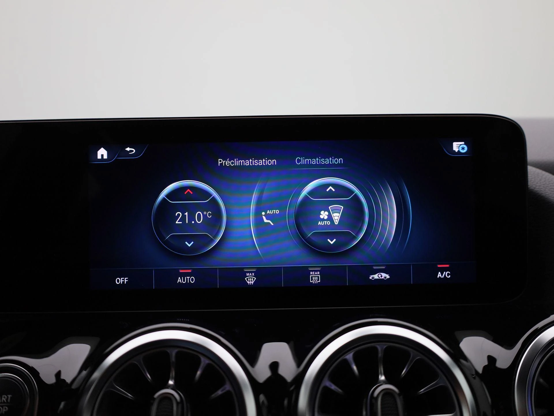 Mercedes-Benz-EQA-image-19