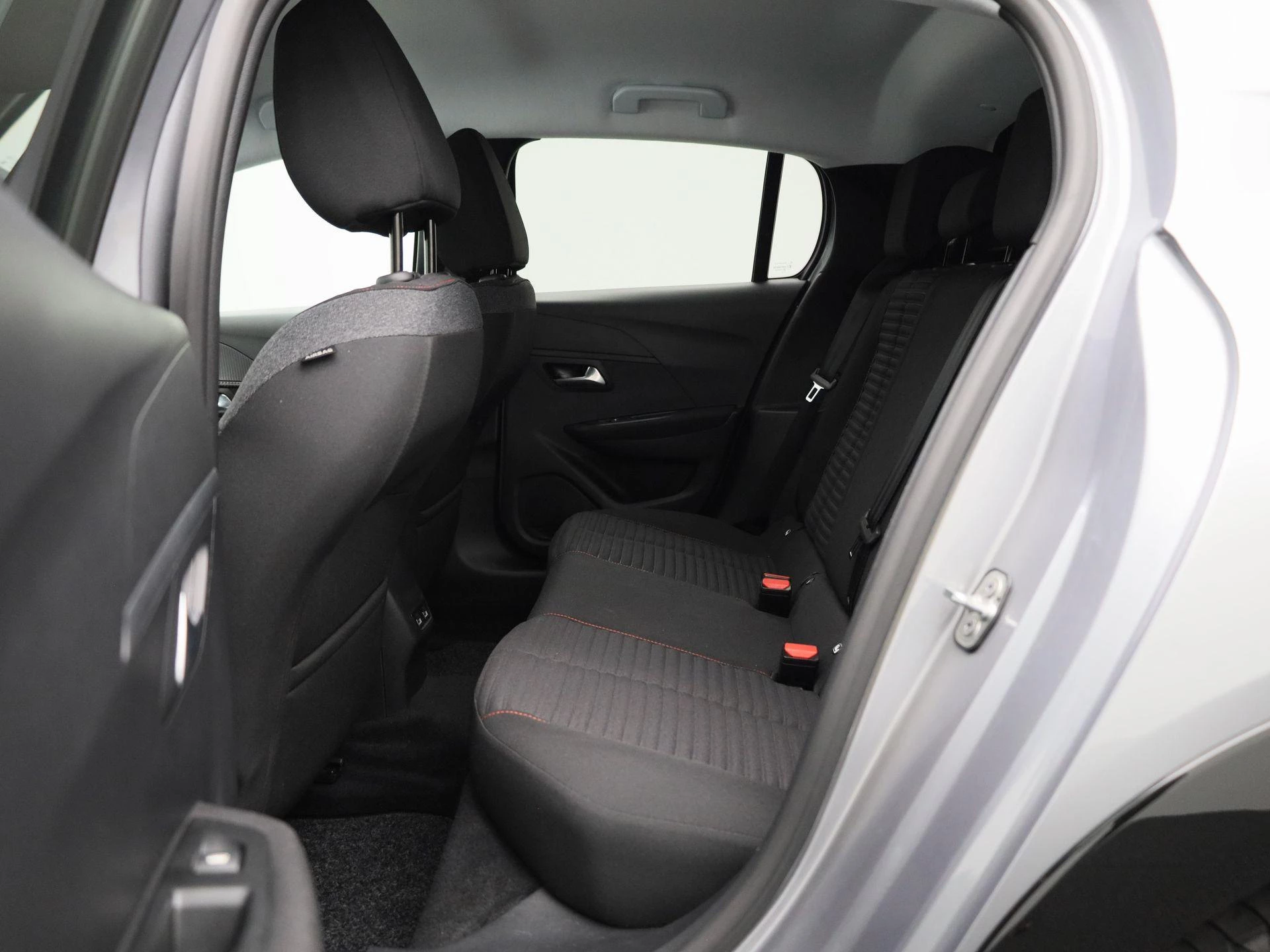 Peugeot-e-208-image-12