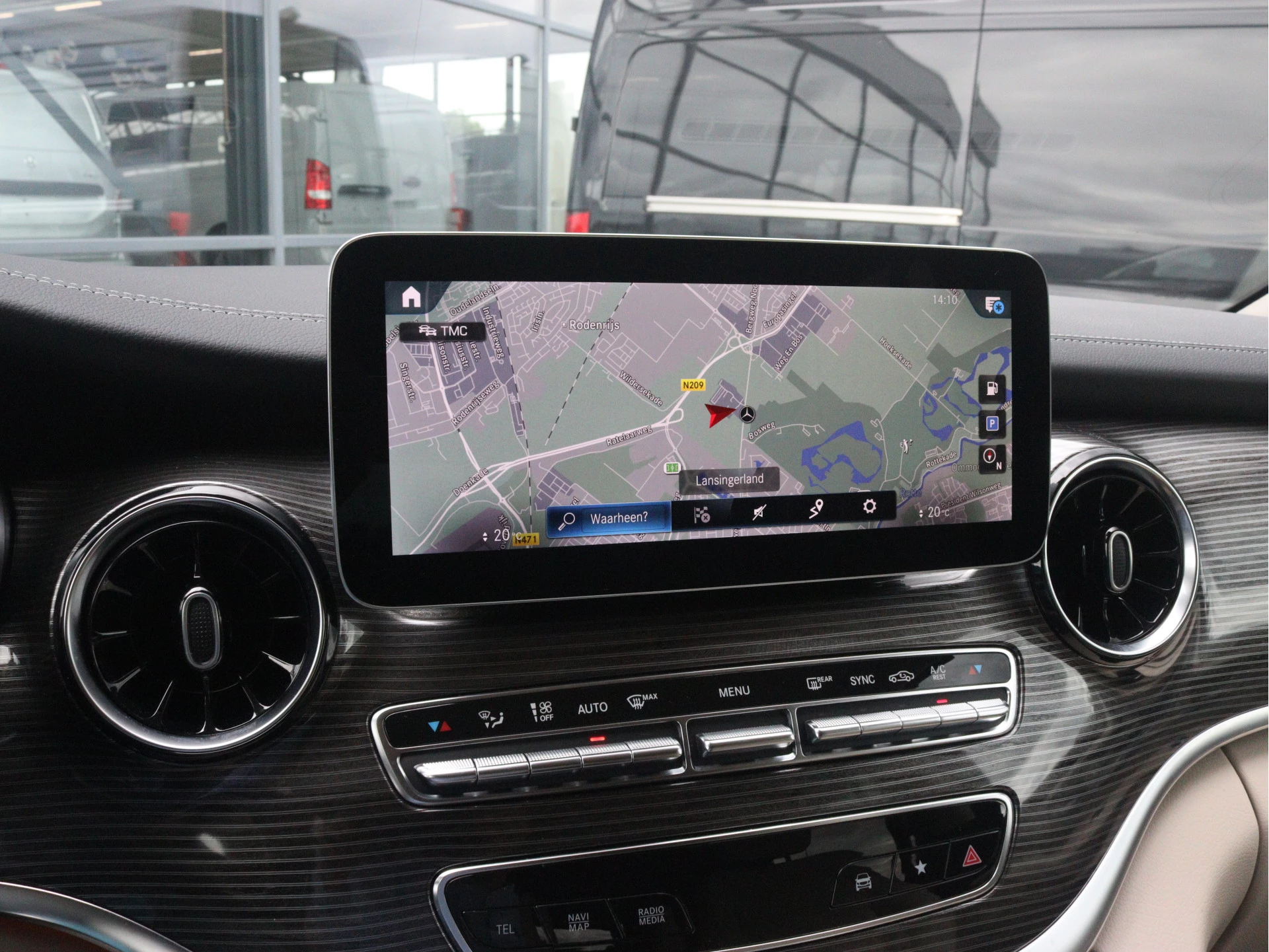 Mercedes-Benz-V-Klasse-image-12