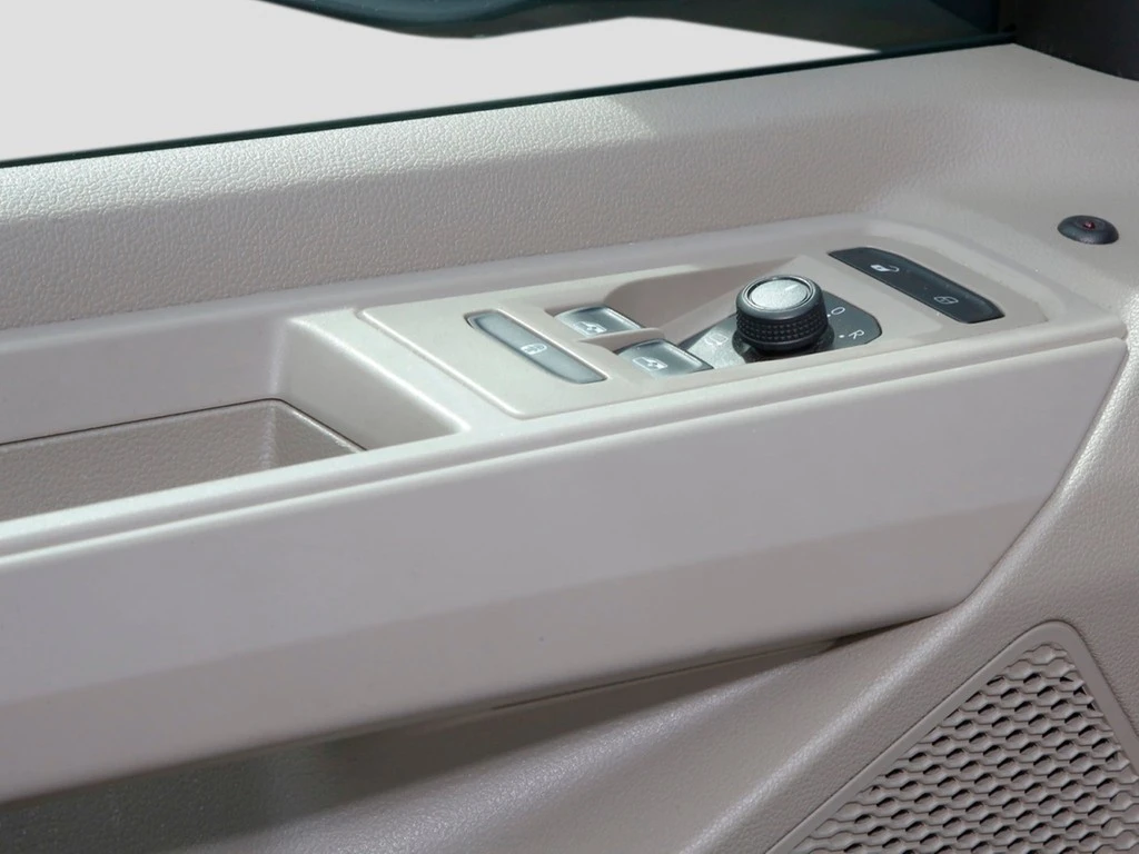 Volkswagen-Multivan-image-15