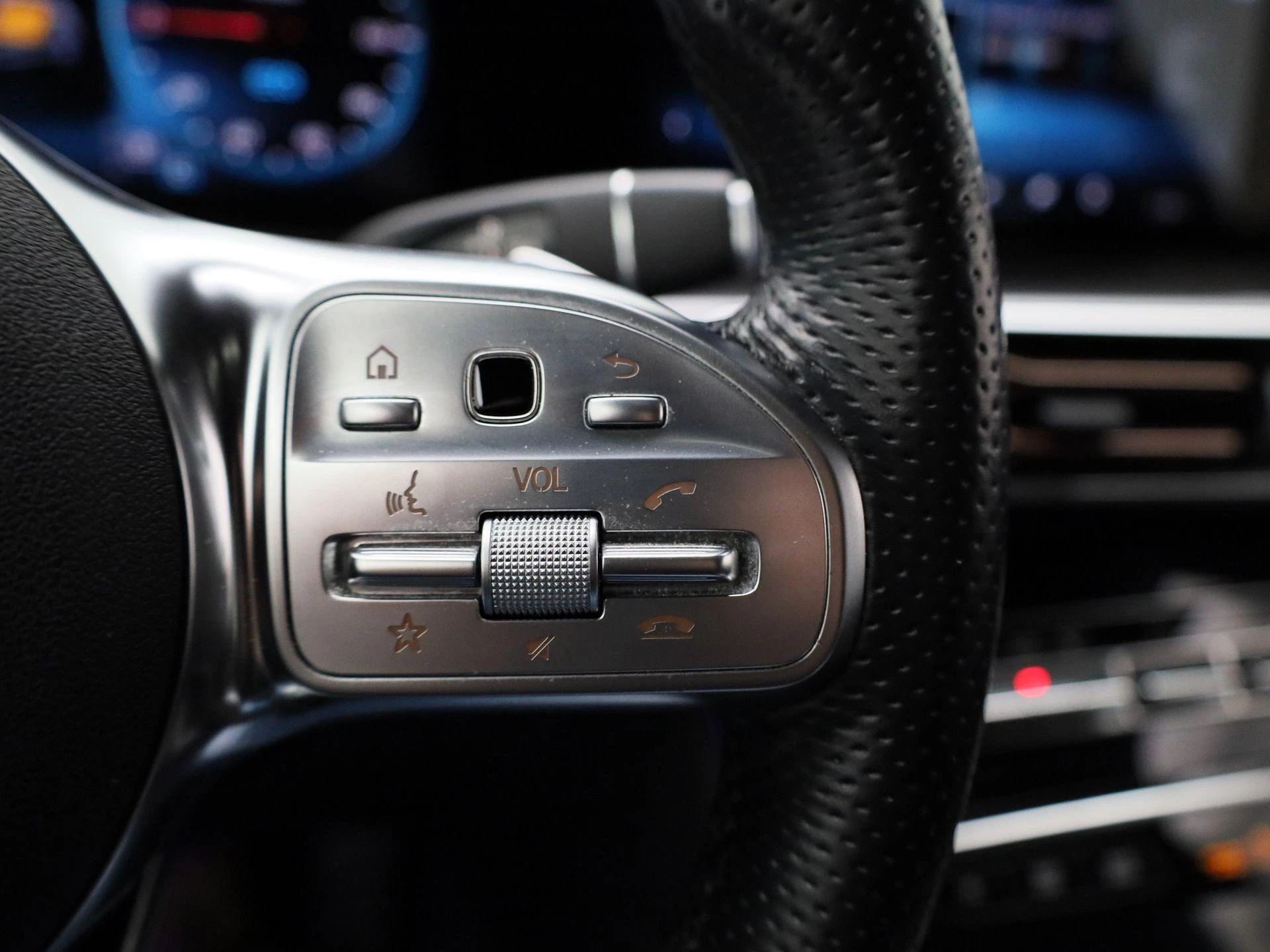 Mercedes-Benz-EQC-image-20