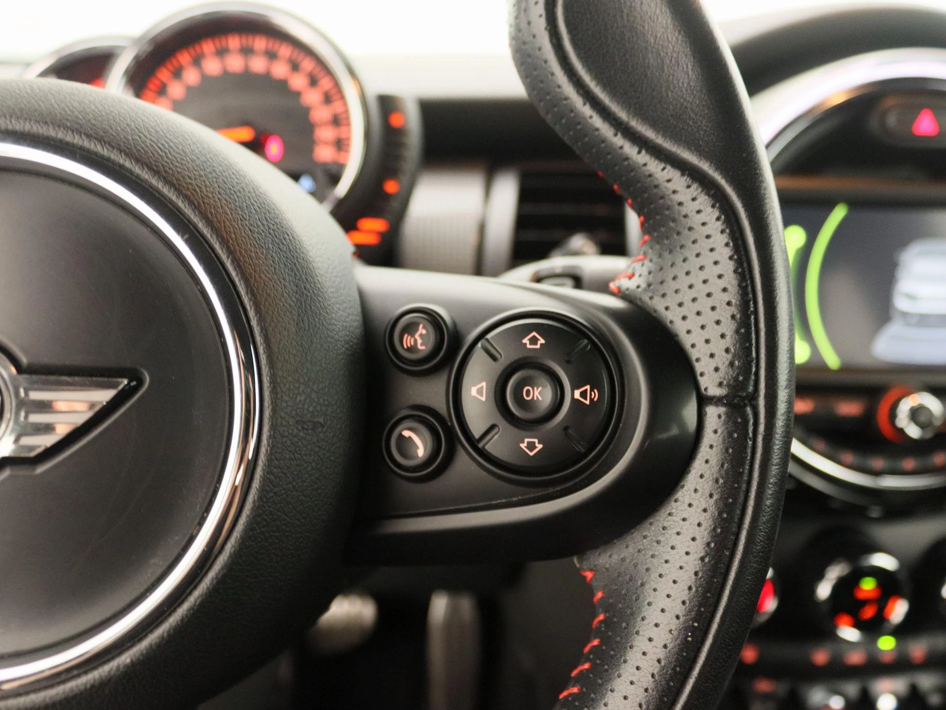 MINI Cooper 1.5 Serious Business