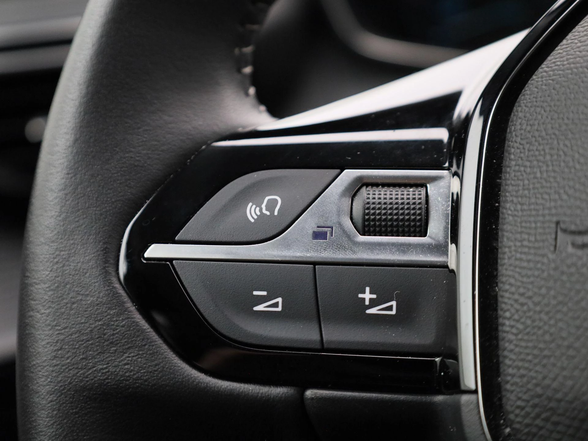 Peugeot-e-208-image-17