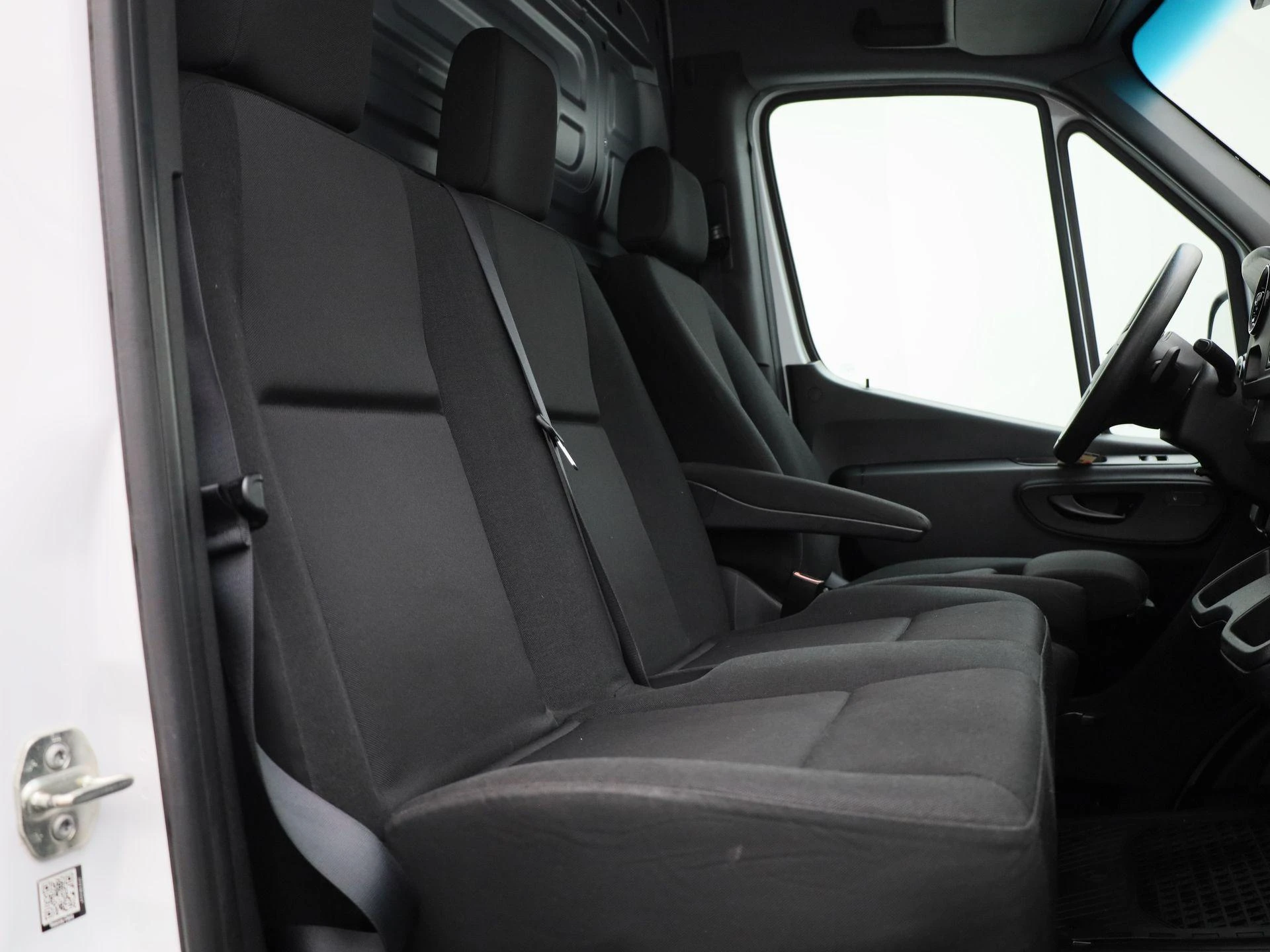 Mercedes-Benz-Sprinter-image-12