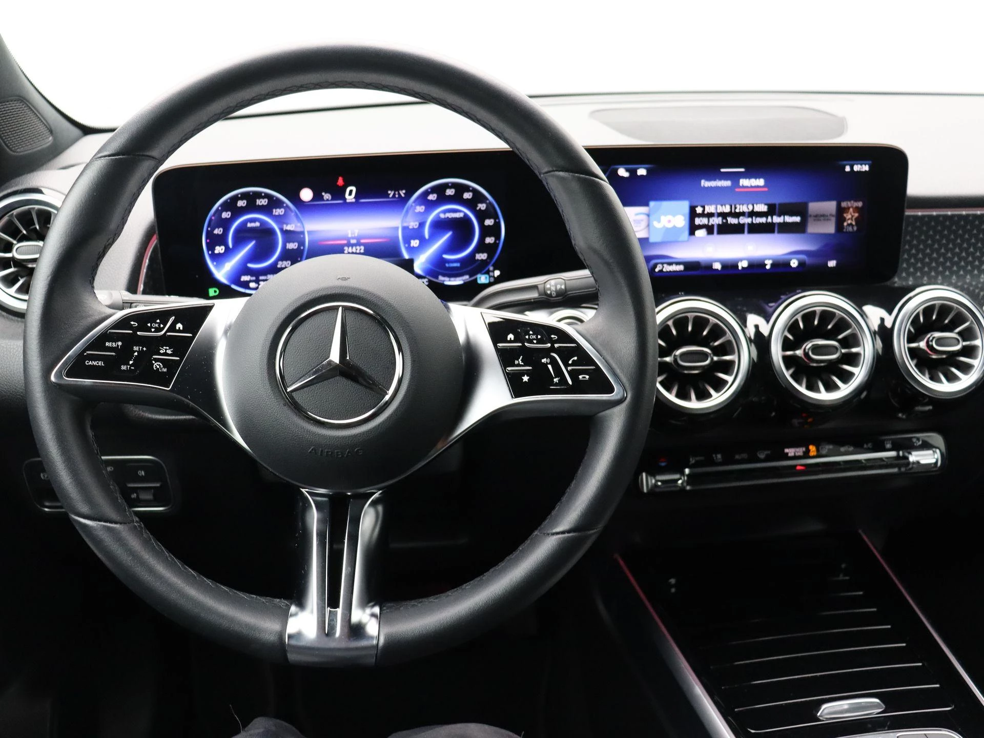 Mercedes-Benz-EQB-image-11