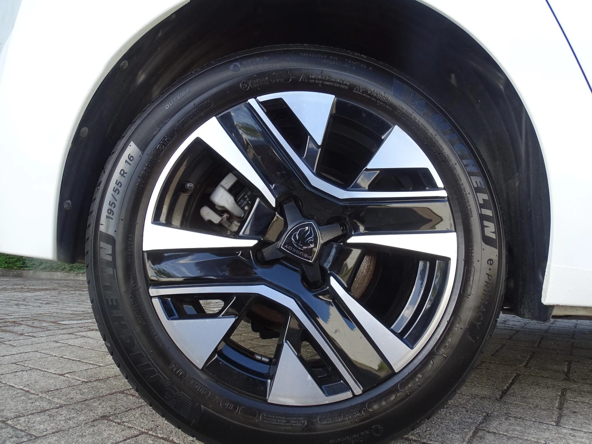 Peugeot 208 1.2T Allure