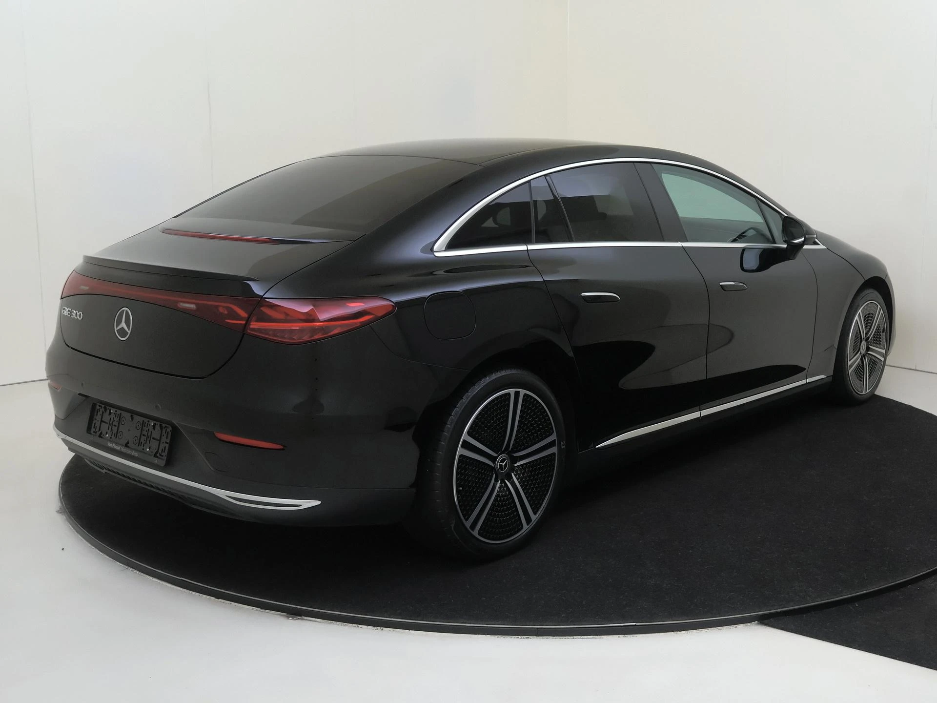Mercedes-Benz-EQE-image-3