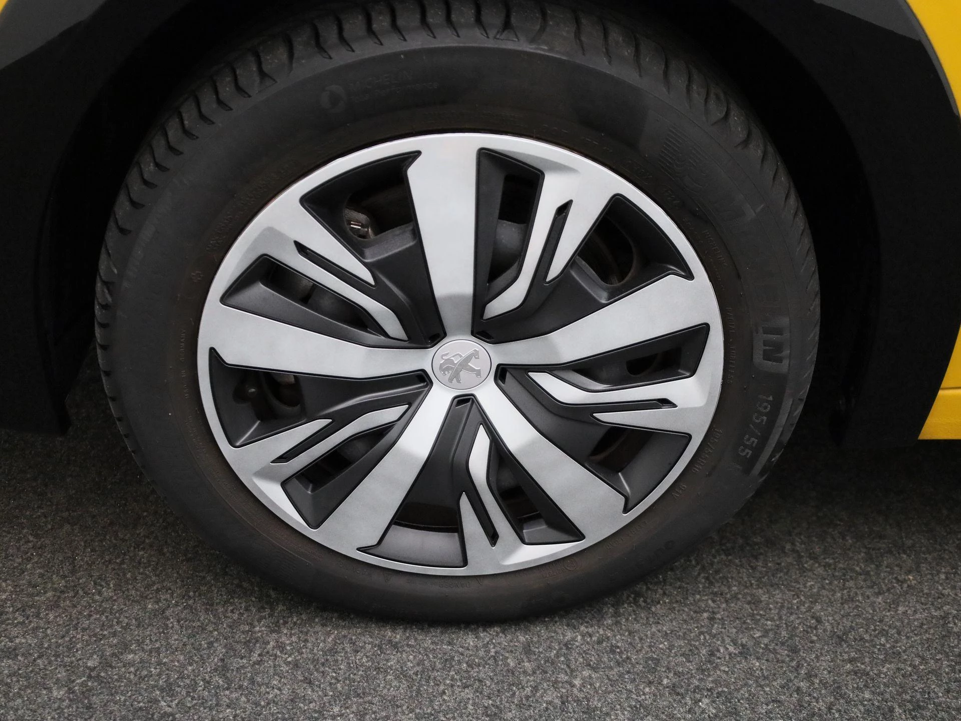 Peugeot-e-208-image-13