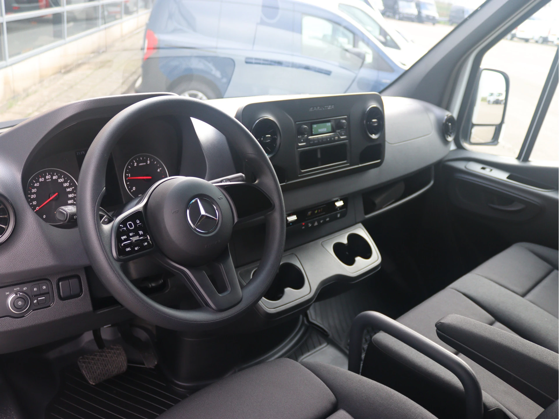 Mercedes-Benz-Sprinter-image-4