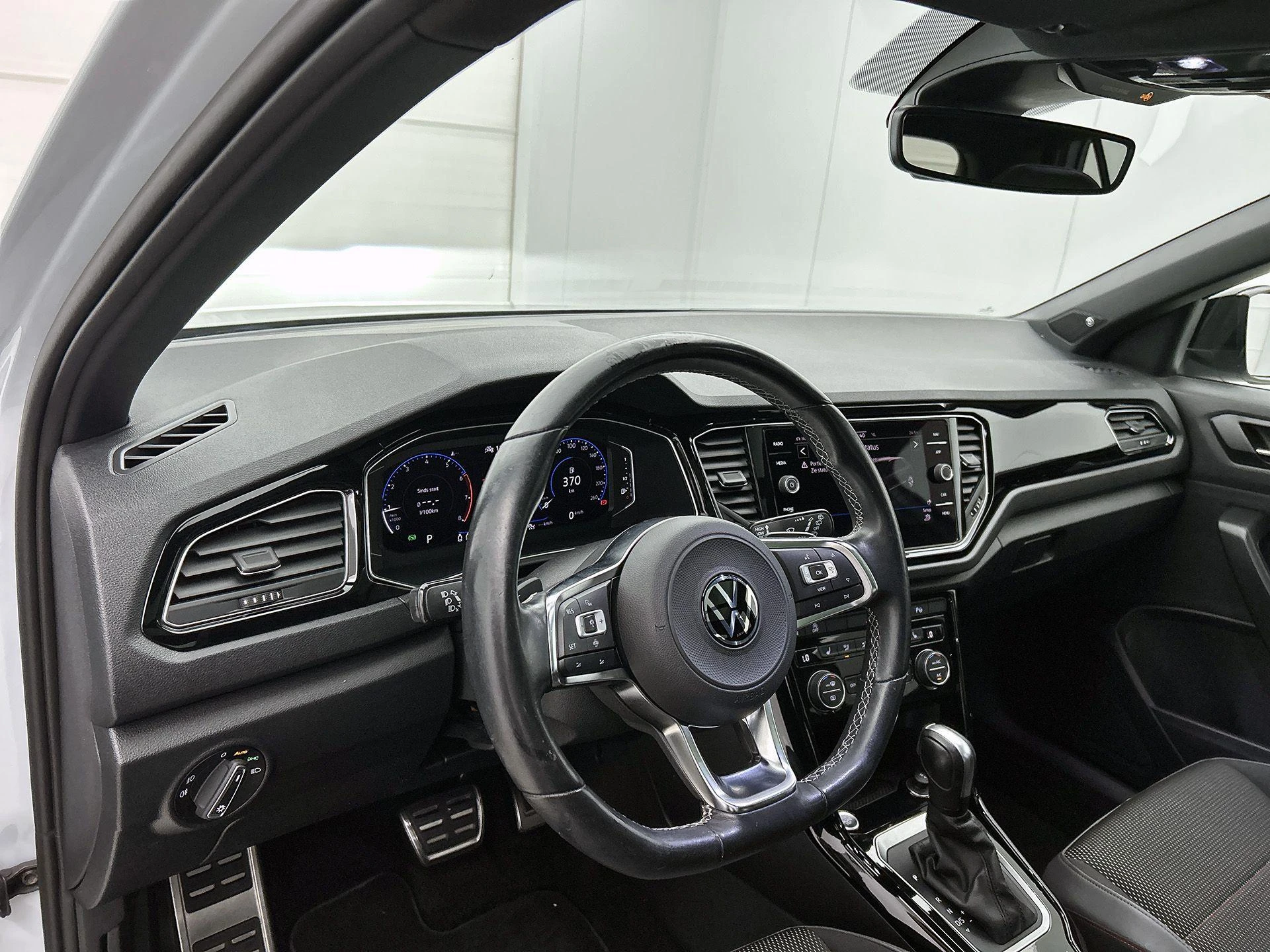 Volkswagen-T-Roc-image-19