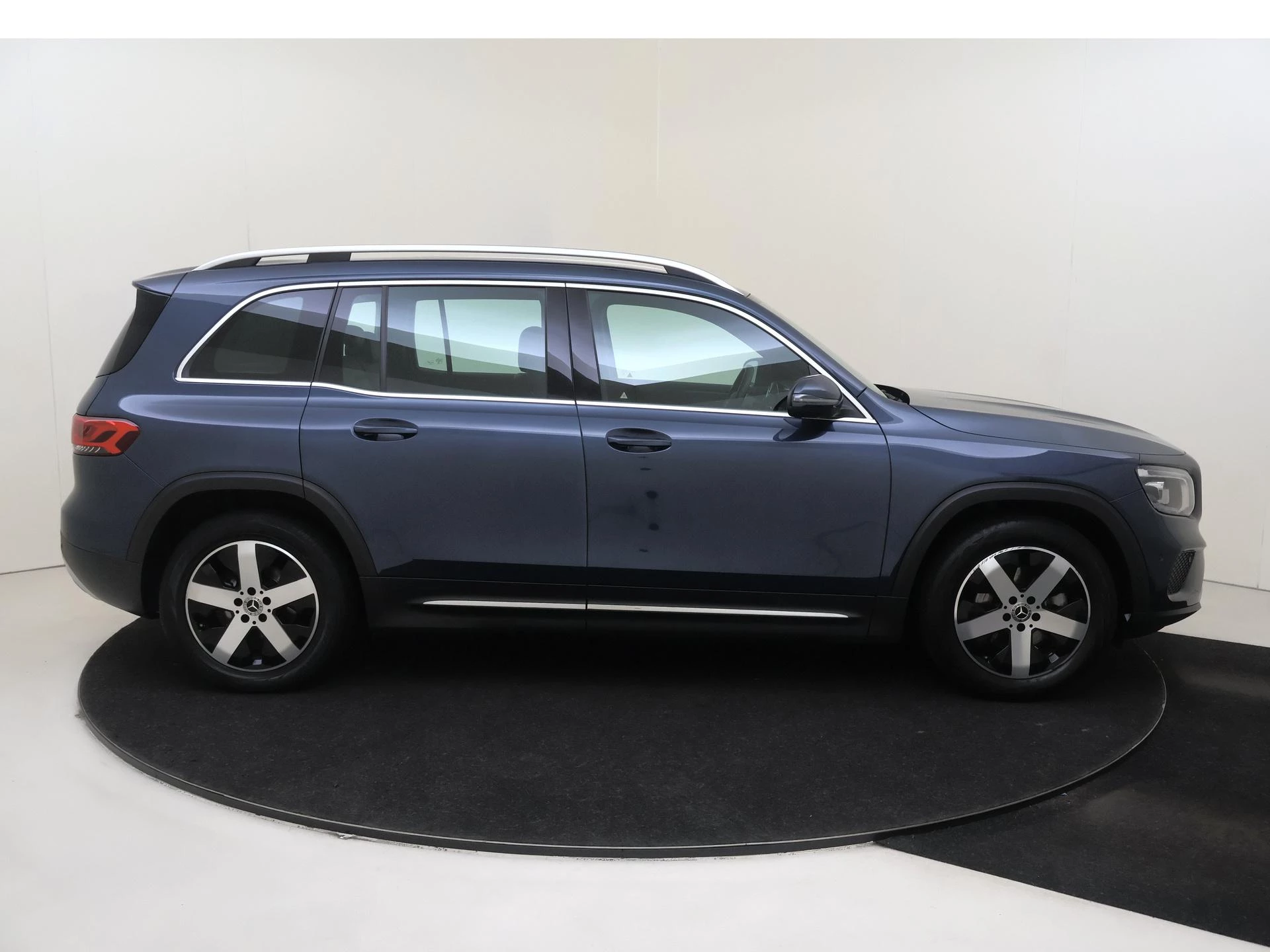 Mercedes-Benz-GLB-image-8