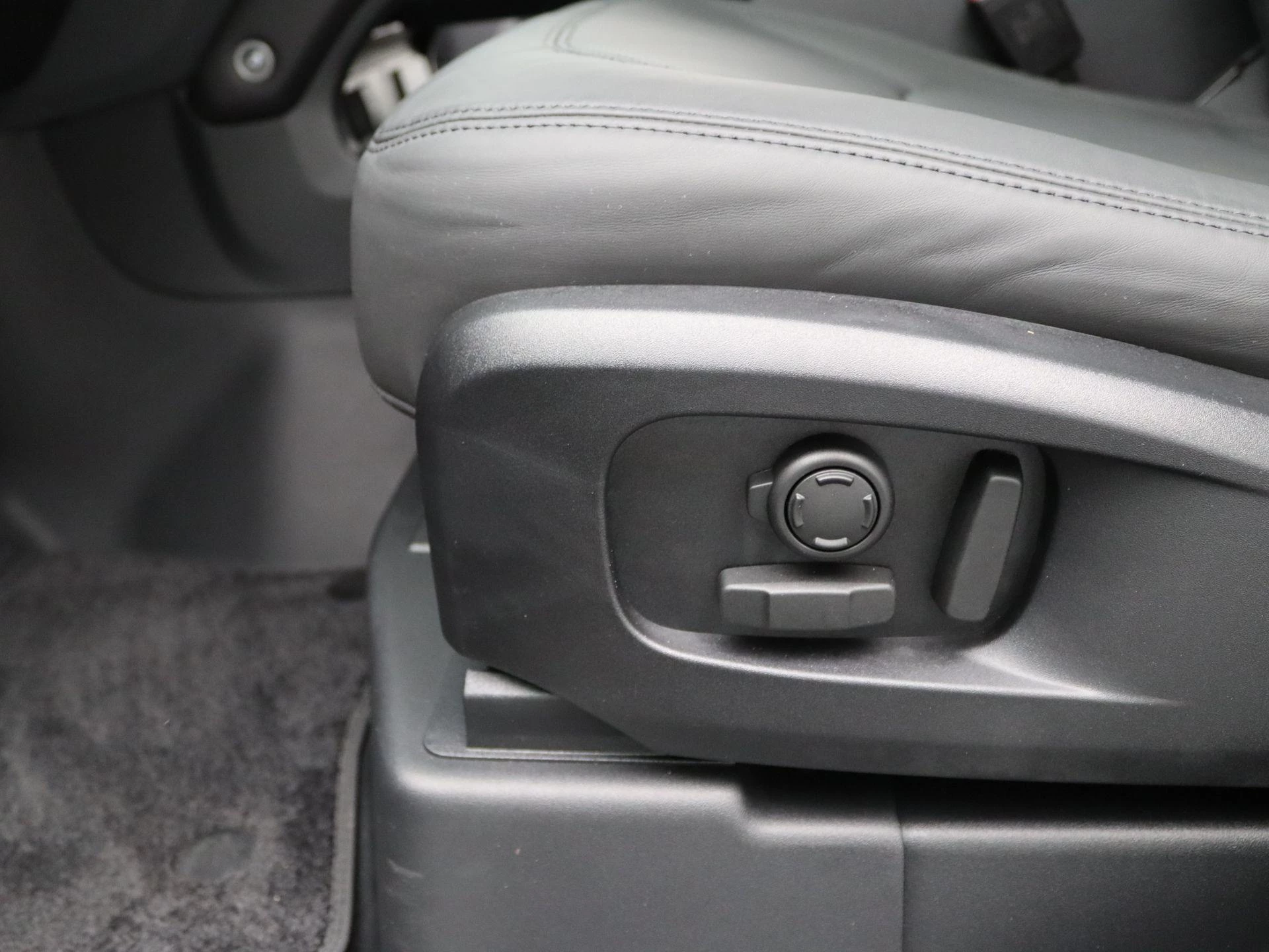 Land Rover-Defender-image-28