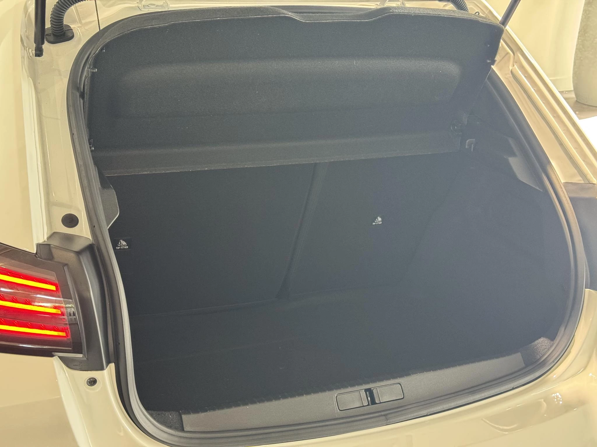 Peugeot-e-208-image-11