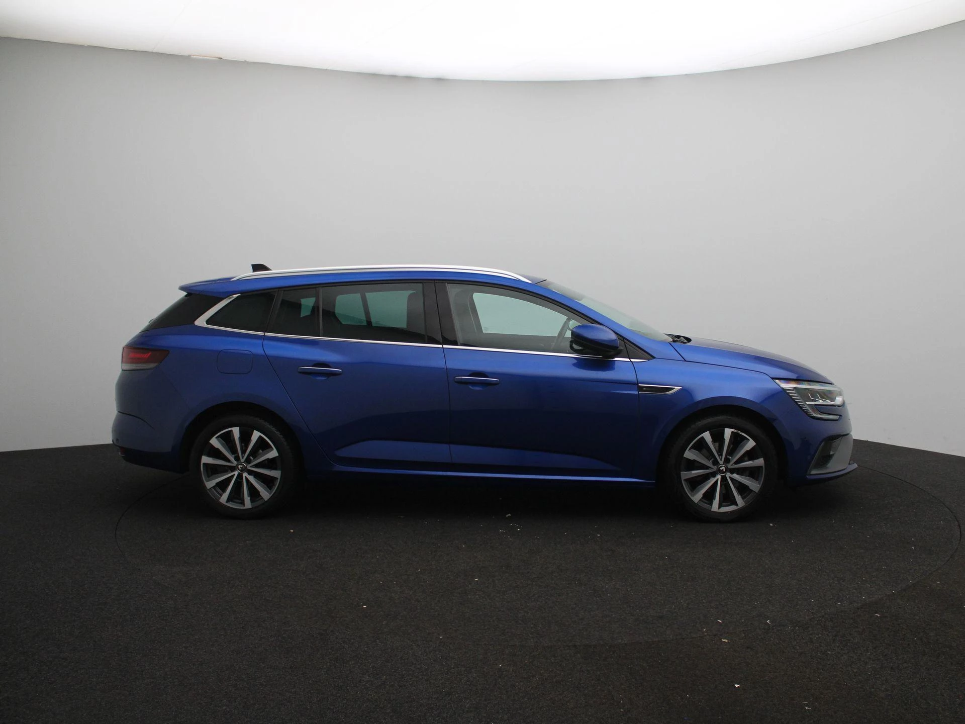 Renault-Mégane Estate-image-8