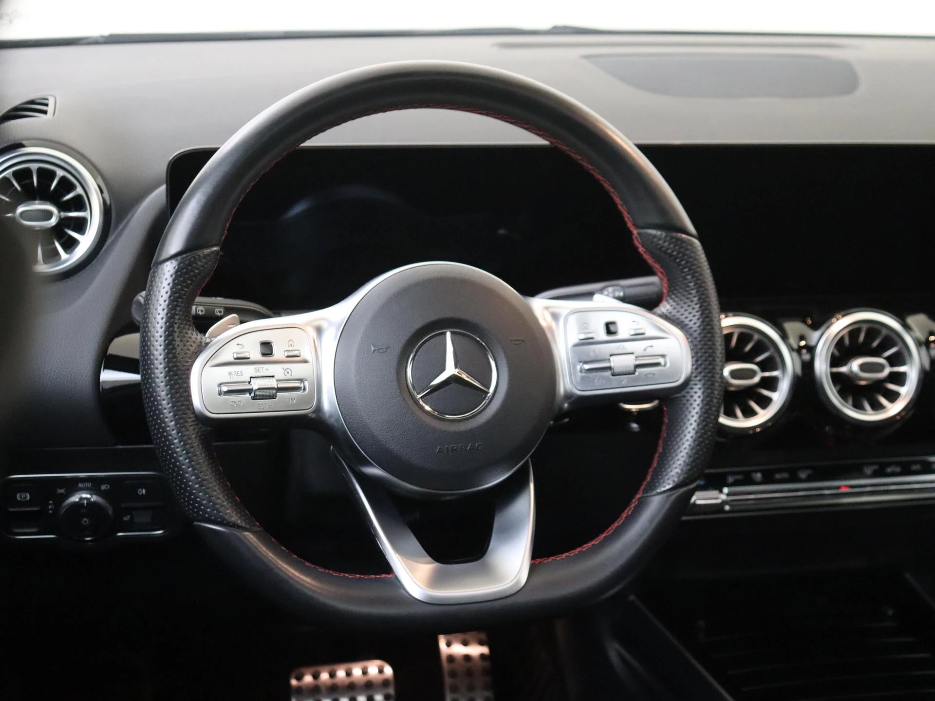 Mercedes-Benz-GLA-image-9