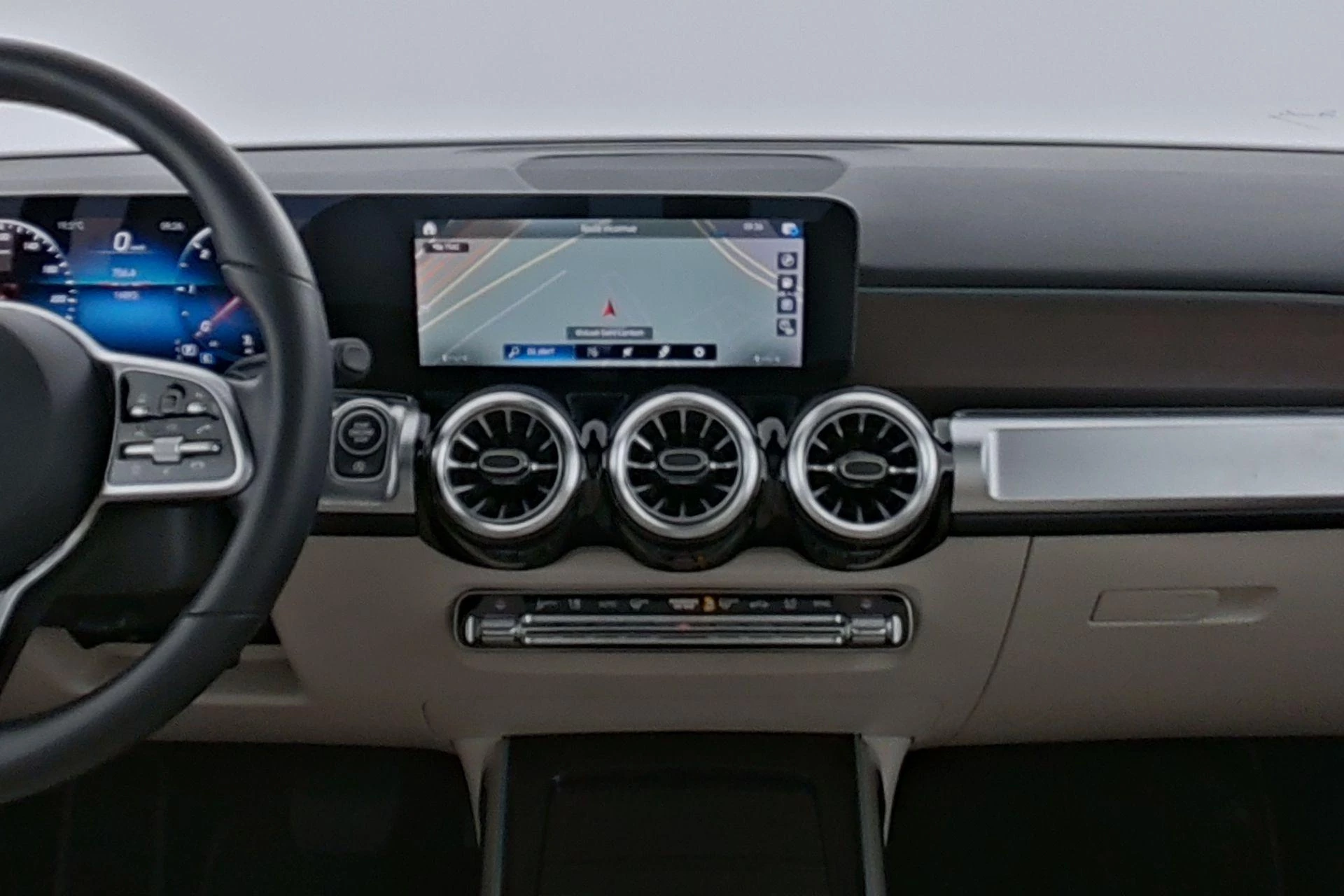 Mercedes-Benz-GLB-image-14