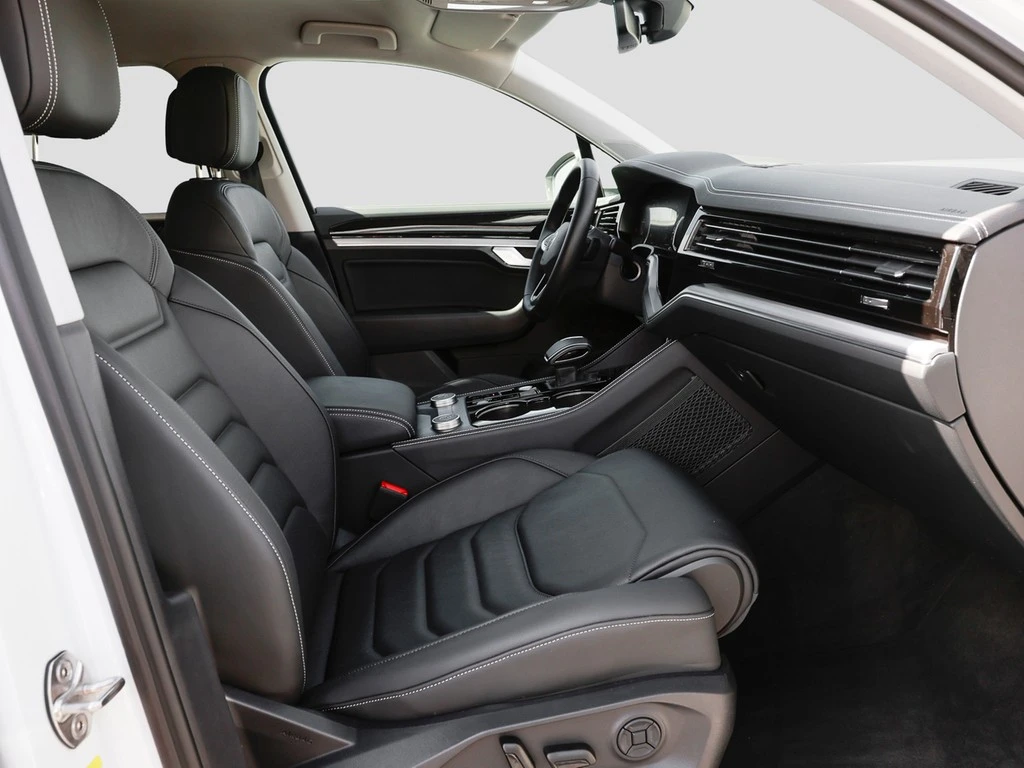 Volkswagen-Touareg-image-6