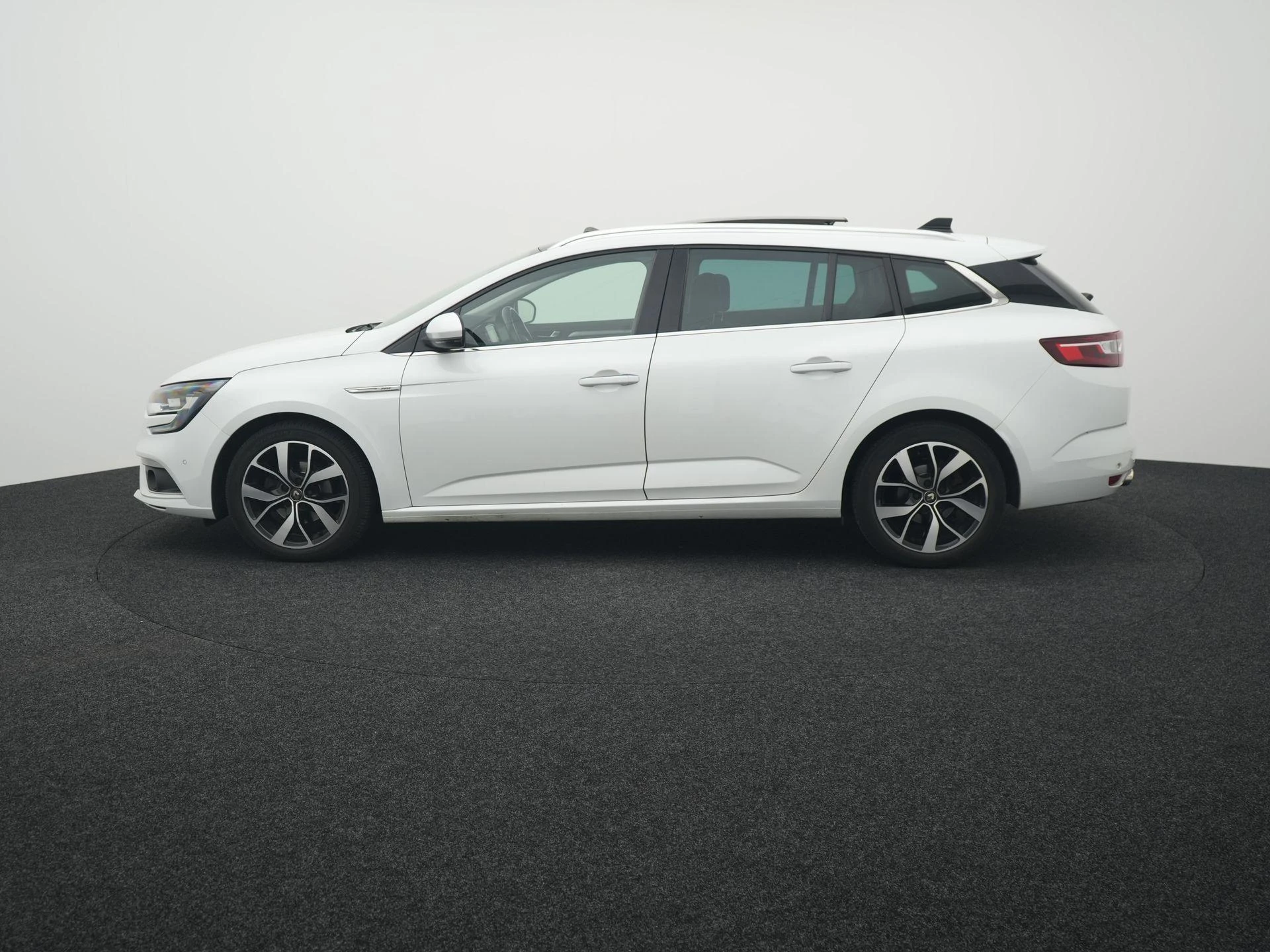 Renault-Mégane Estate-image-3