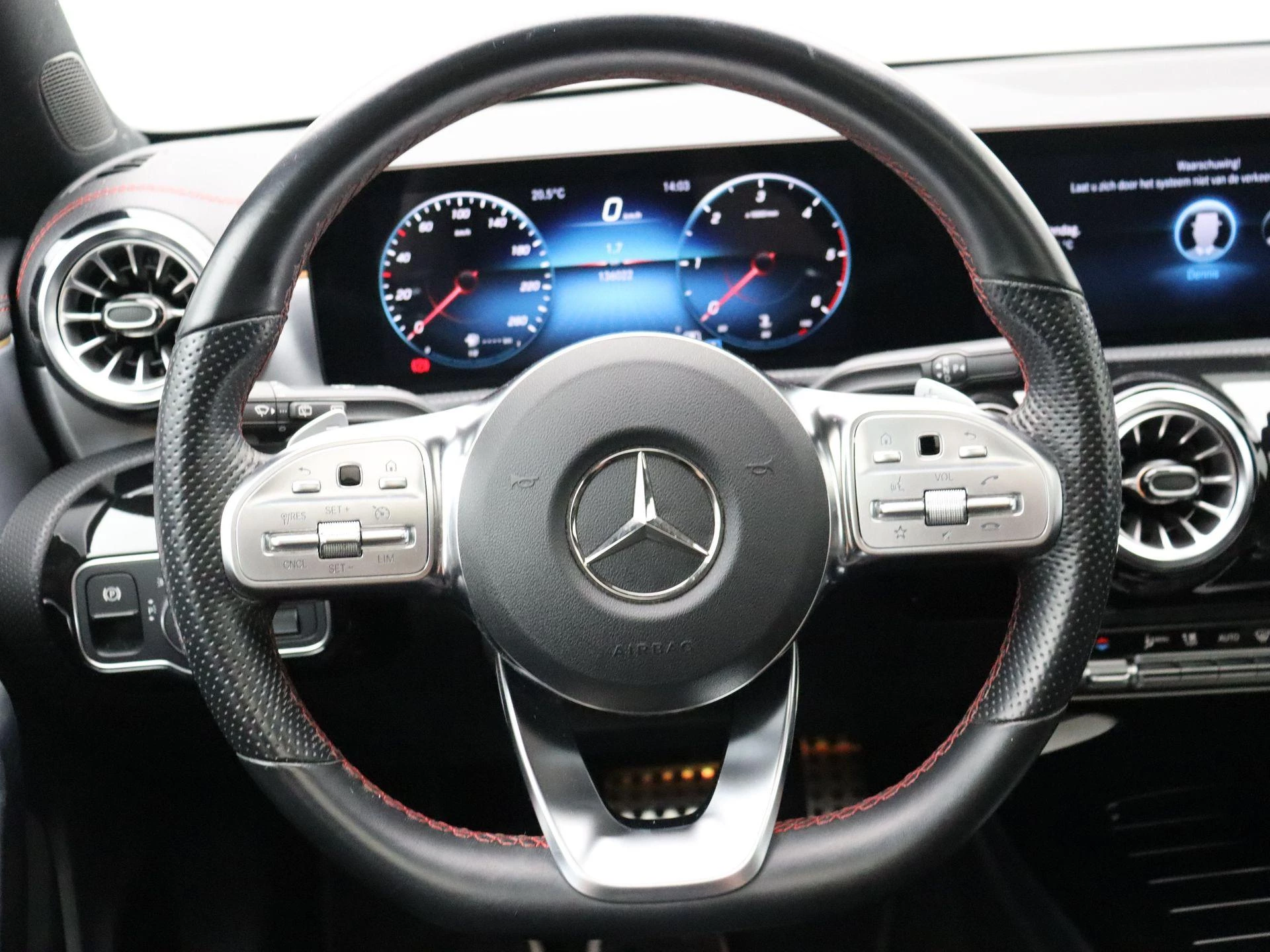 Mercedes-Benz CLA 200 d Shooting Brake + AMG LINE + PANO DAK + TREKHAAK +