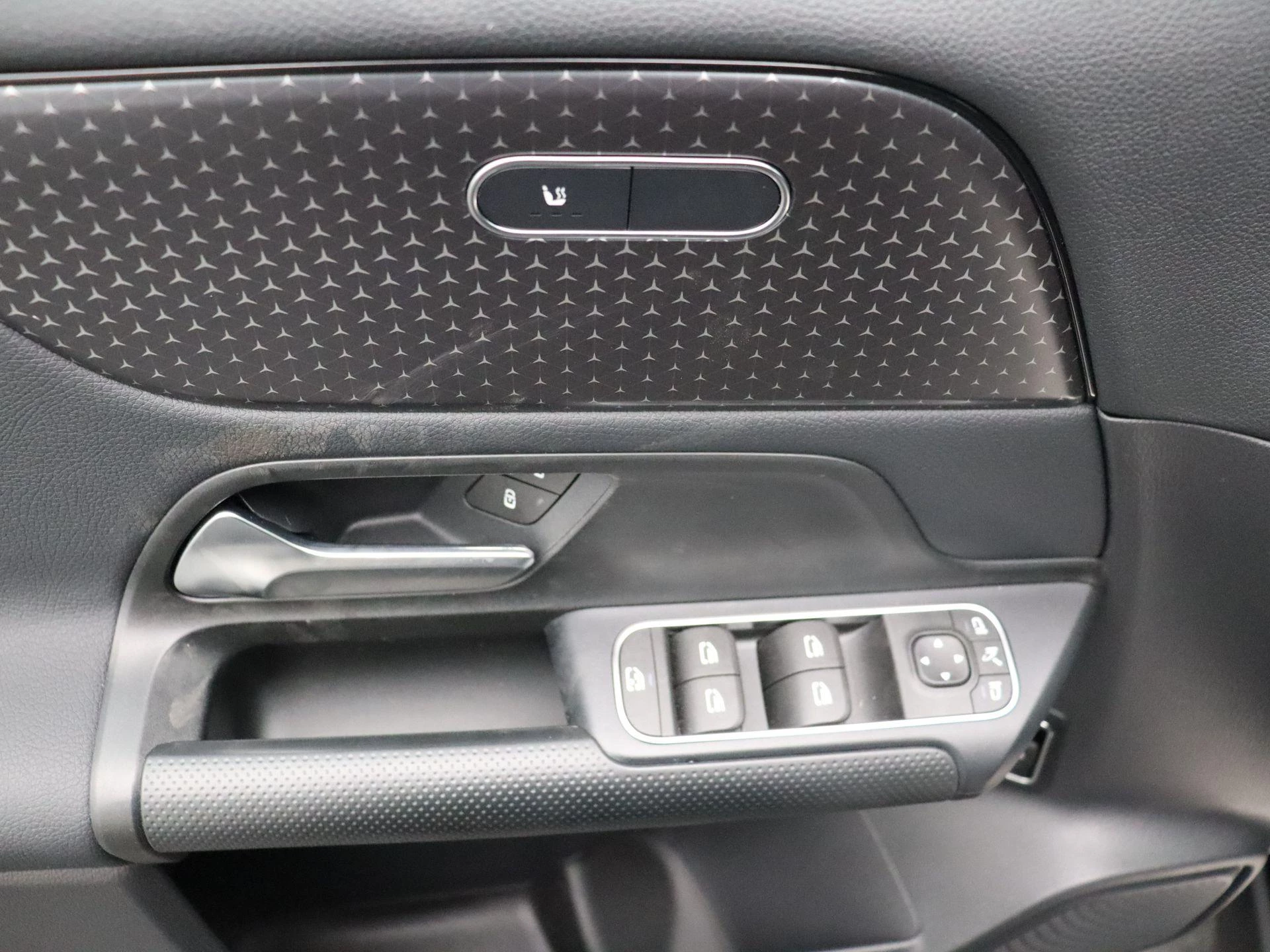 Mercedes-Benz GLA 180 Business Line + TREKHAAK + CAMERA + SENSOREN +