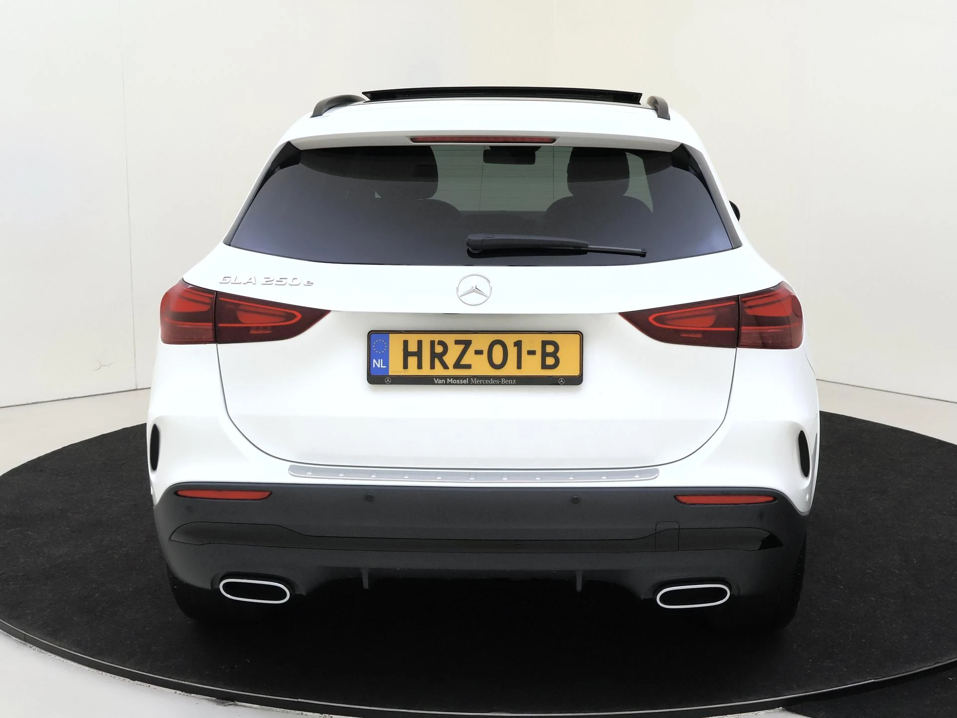 Mercedes-Benz-GLA-image-6