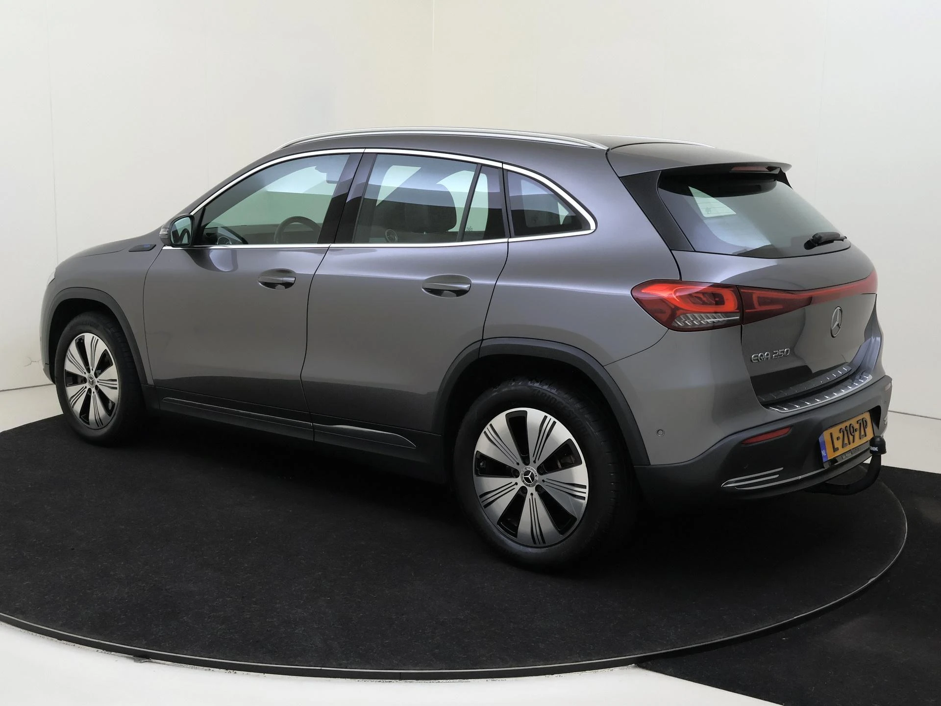 Mercedes-Benz-EQA-image-2
