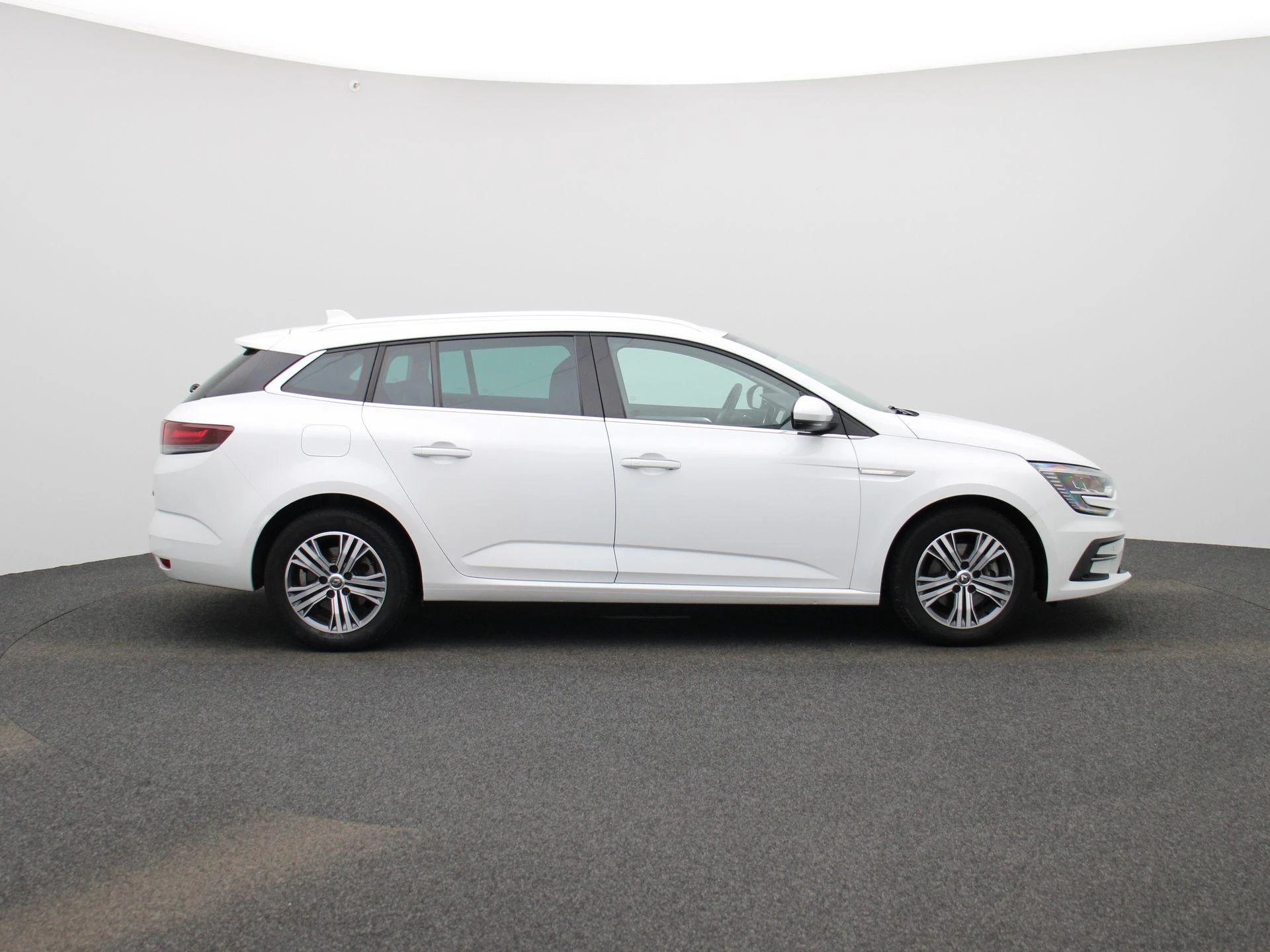 Renault-Mégane Estate-image-5