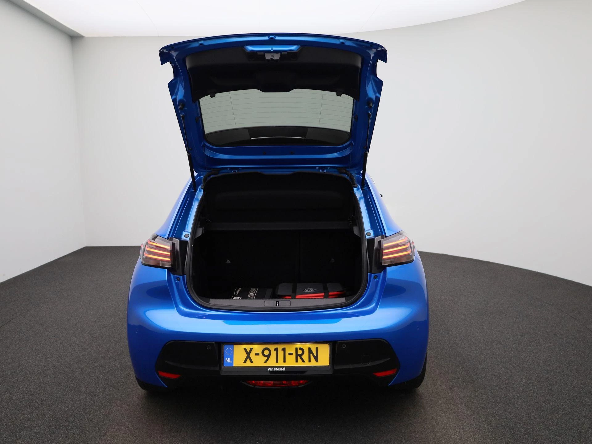 Peugeot-e-208-image-11