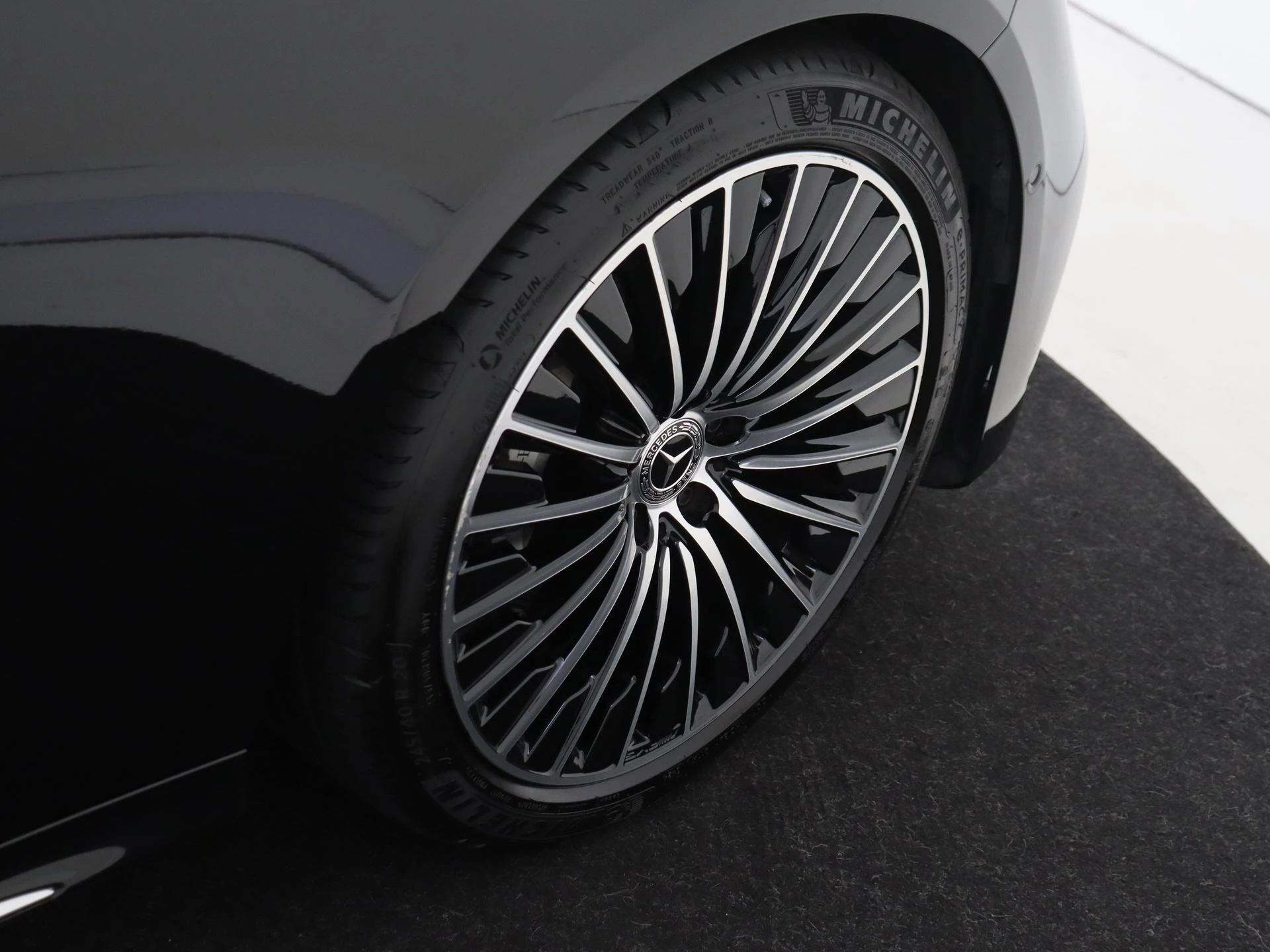 Mercedes-Benz-E-Klasse-image-9