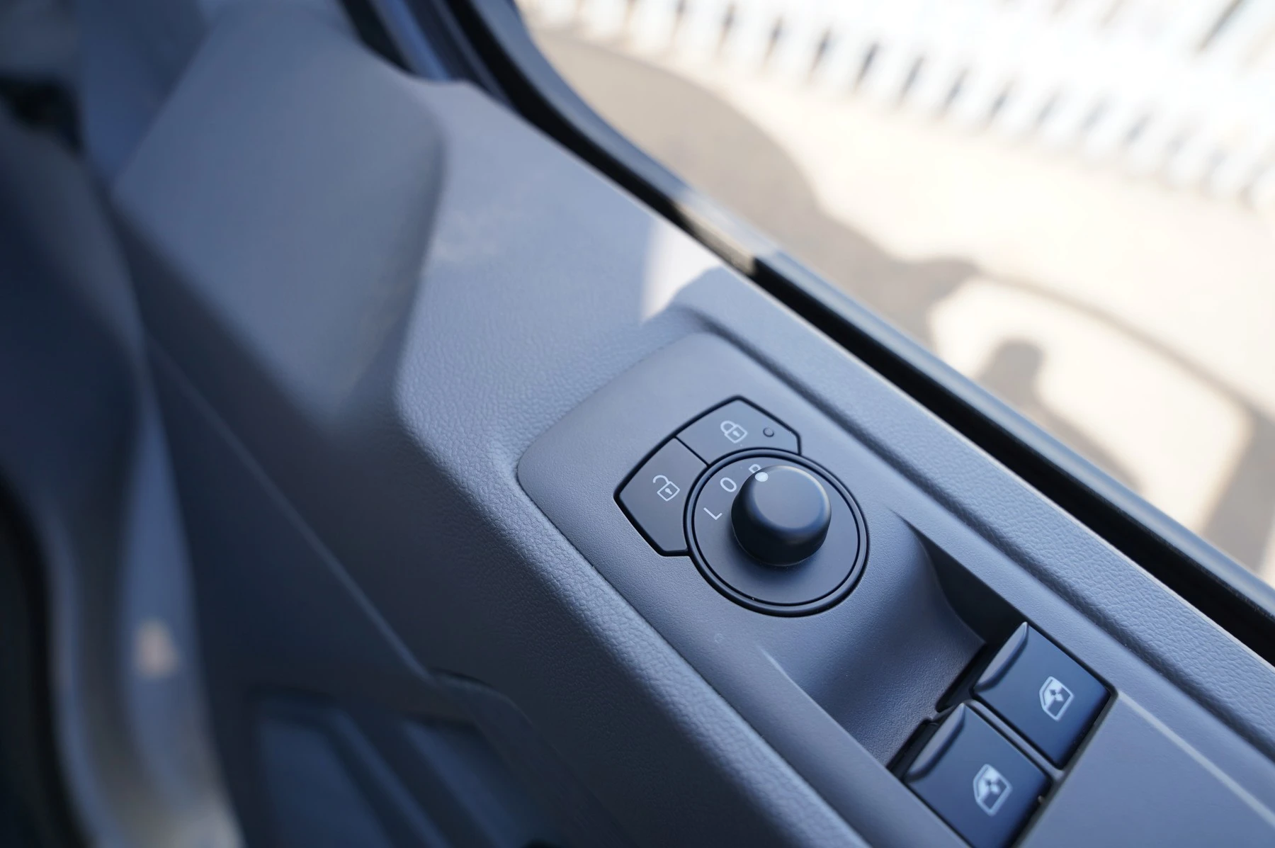 Volkswagen-Transporter-image-25