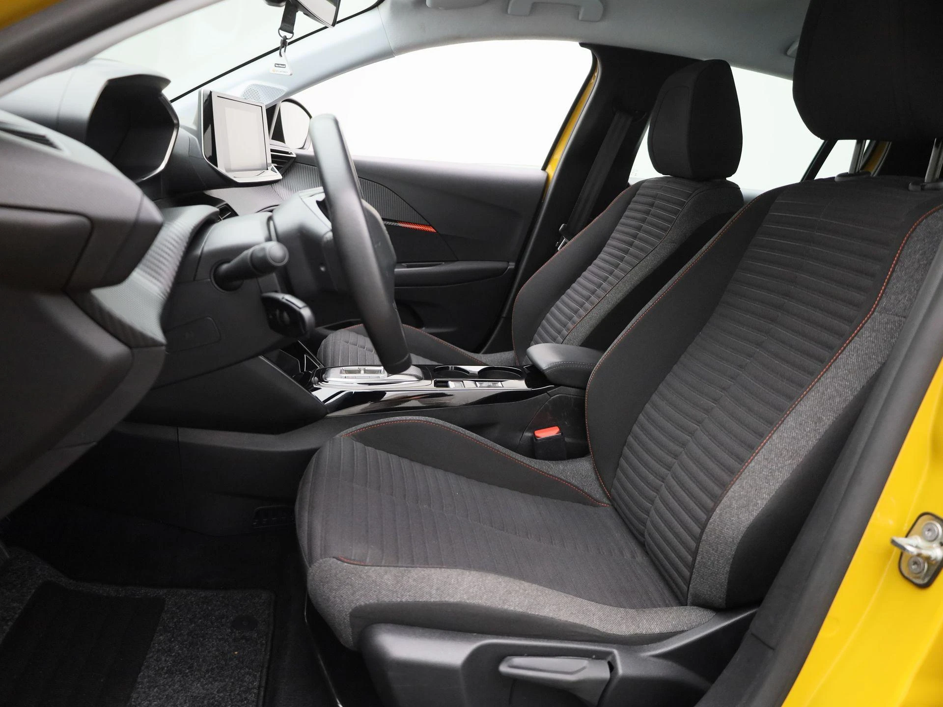 Peugeot-e-208-image-10
